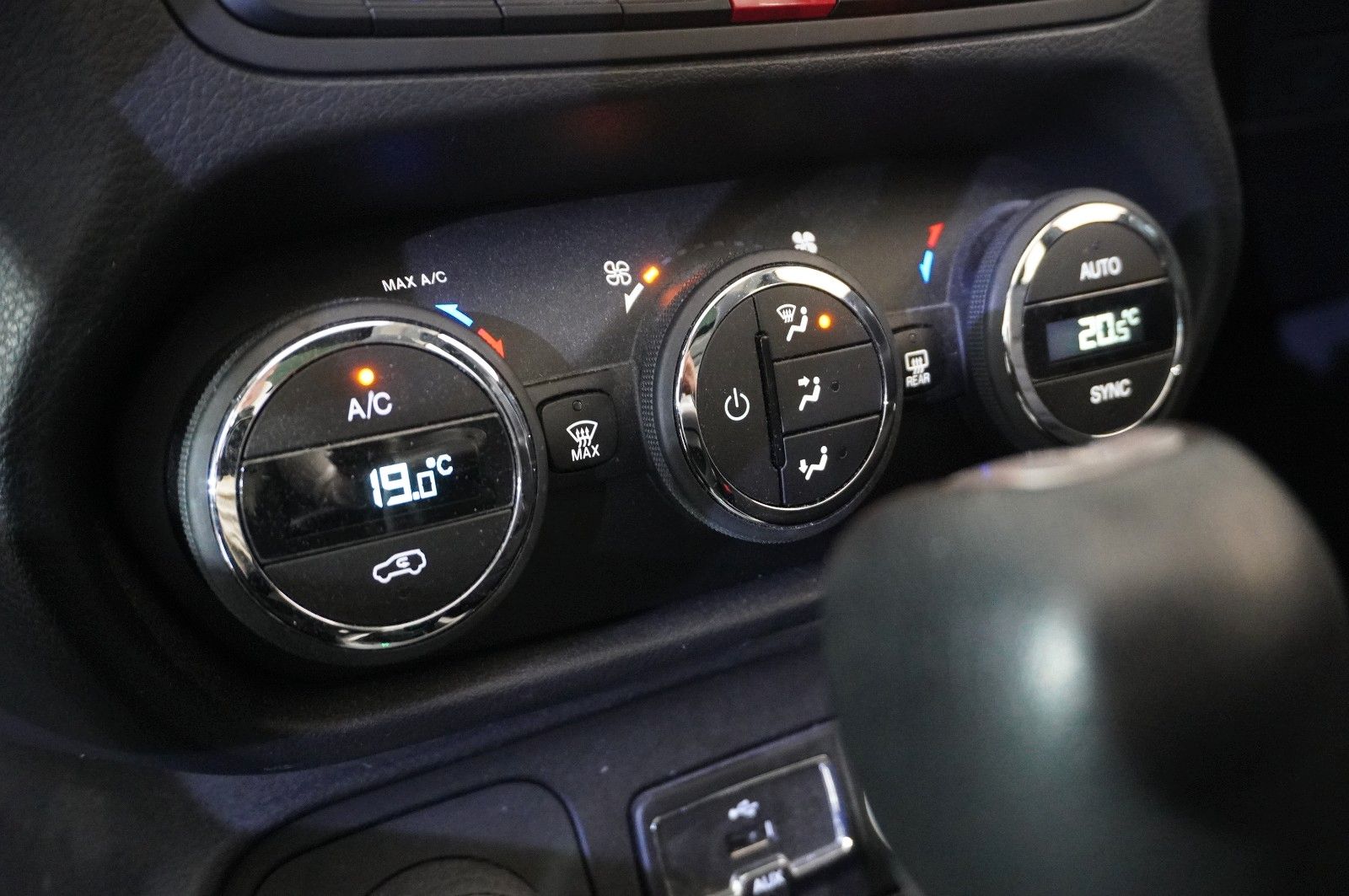 Fahrzeugabbildung Jeep Renegade 1.4 LIMITED 4WD BI-XENON/SHZ/PANO./DAB+