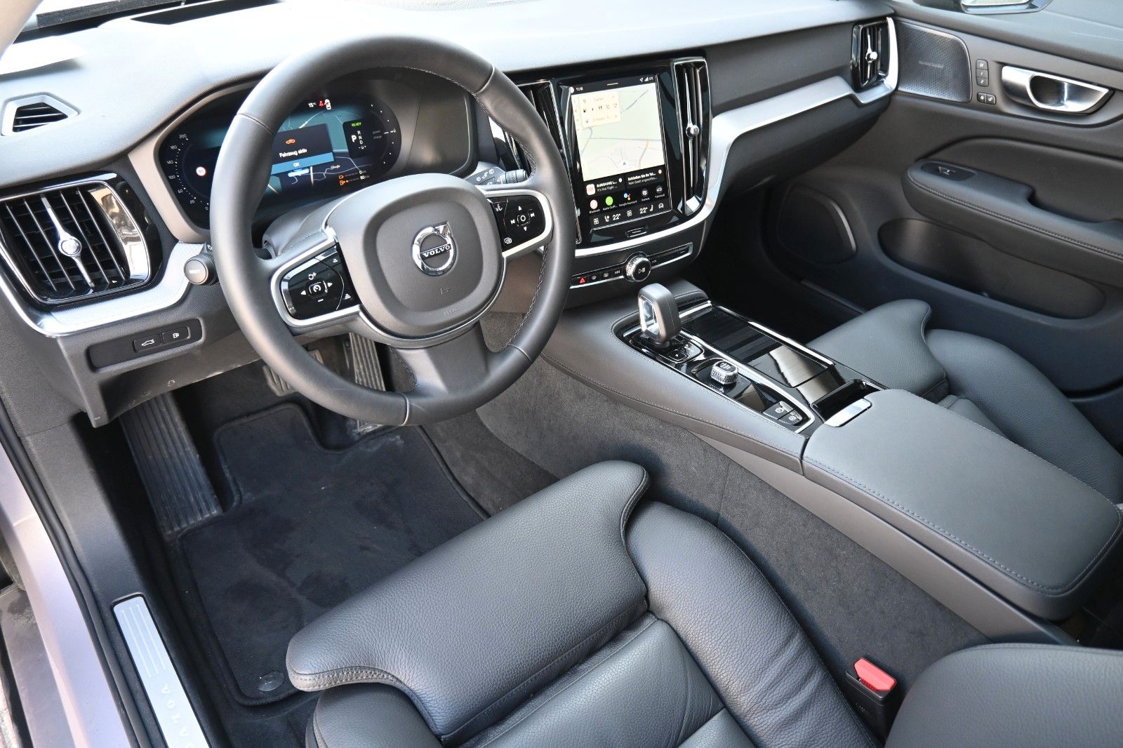 Fahrzeugabbildung Volvo V60 T6 AWD RC Plus Dark*PANO*360°*ACC*HuD*AHK