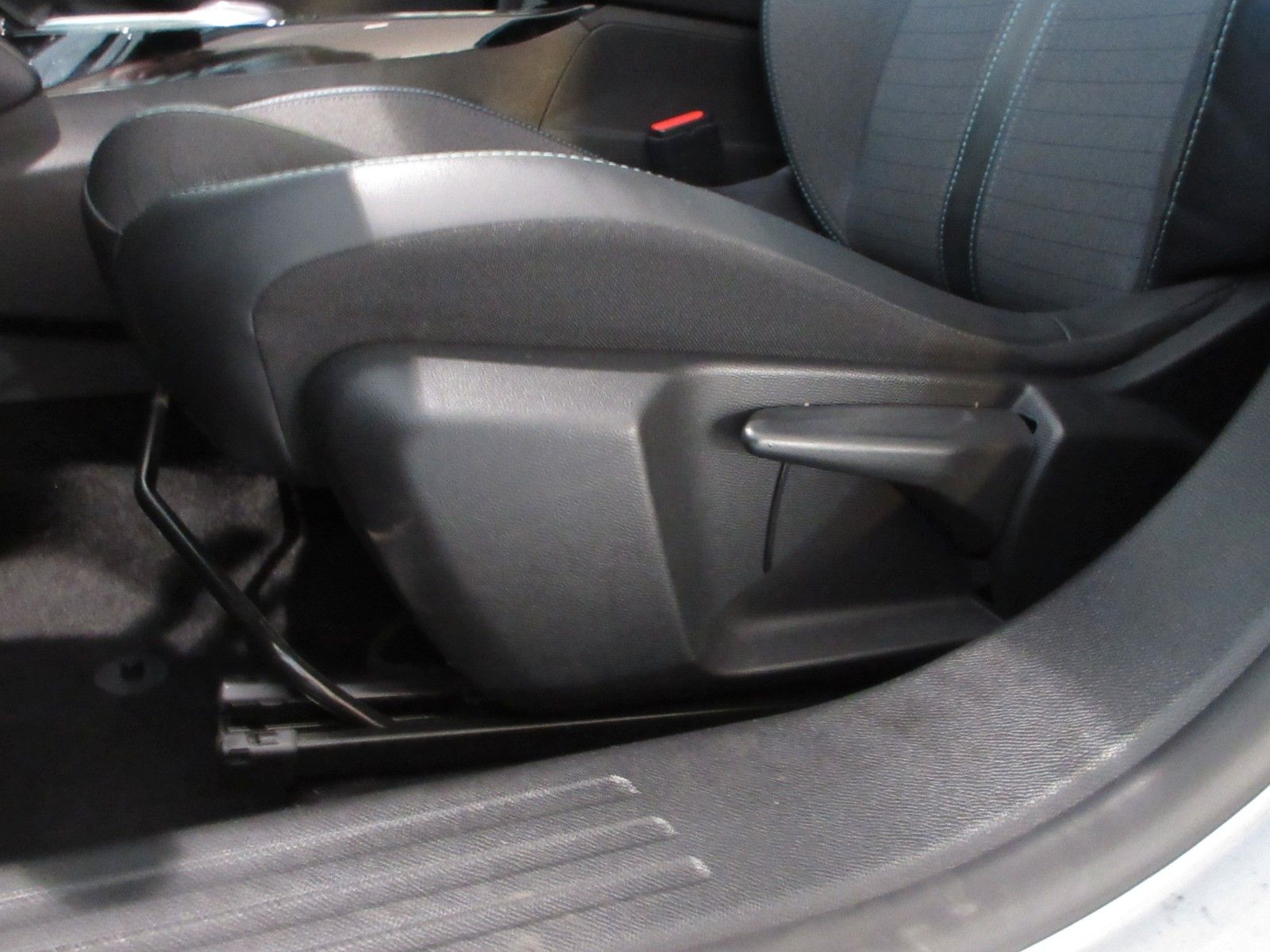 Fahrzeugabbildung Peugeot 2008 Allure 1.2T LED/NAVI/PDC/R´CAM/ALU