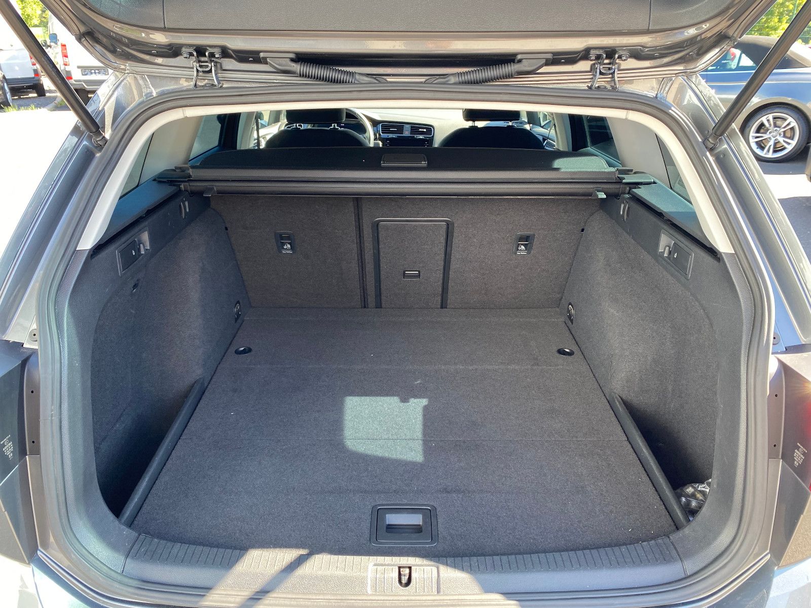 Fahrzeugabbildung Volkswagen Golf VII Variant Highline TSI DSG ACC LED Kamera