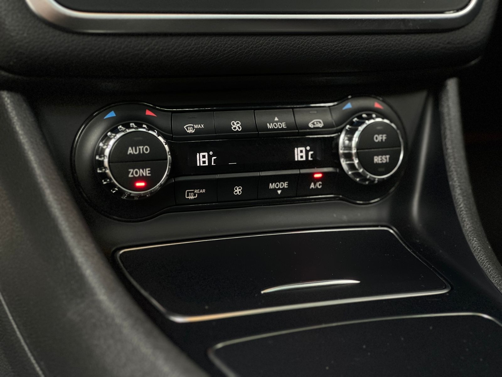 Fahrzeugabbildung Mercedes-Benz GLA 250 AMG 4Matic LED PANO KLIMA
