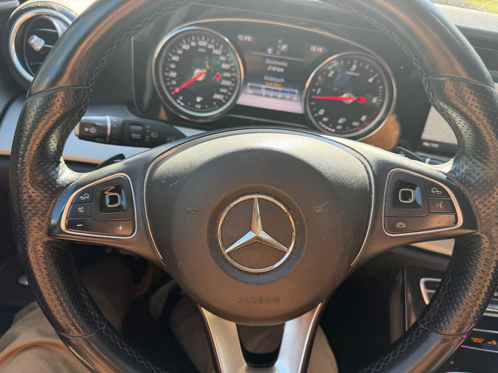 Image of Mercedes-Benz E 220