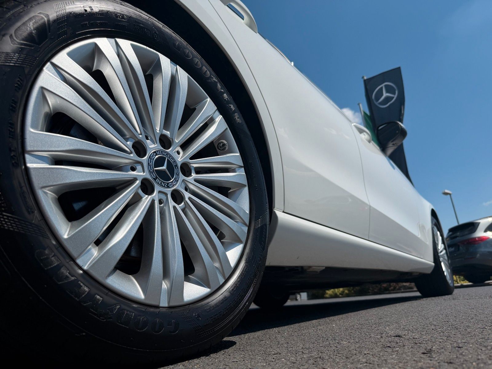 Fahrzeugabbildung Mercedes-Benz C 200 T Avantgarde+RKamera+AHK+AmbientePrem+