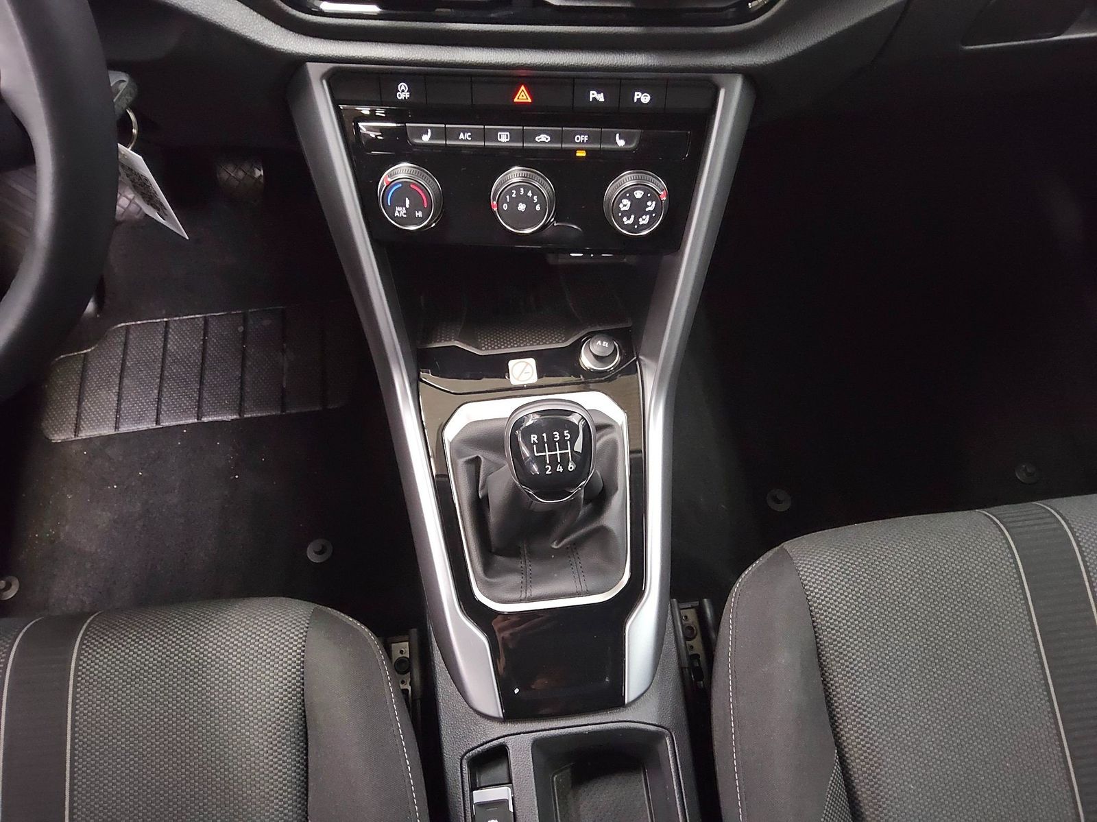 Volkswagen T-Roc 1.0 TSI Life LED DC PDC Shz BT DAB foto 6