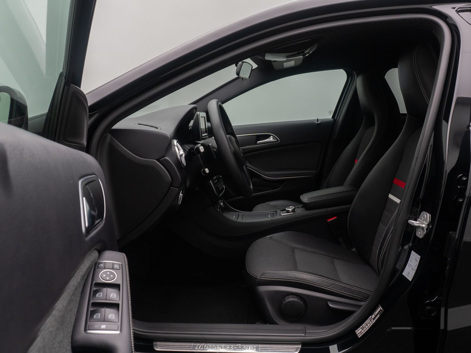 Fahrzeugabbildung Mercedes-Benz A180 BlueEfficiency Navi Sound Tempomat ParkAsst