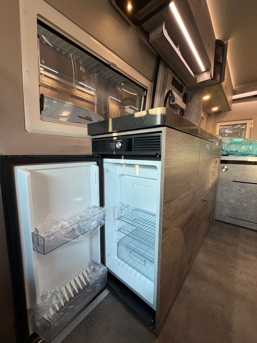 Fahrzeugabbildung Robeta Adonis - Luxus Campervan mit Aufstelldach