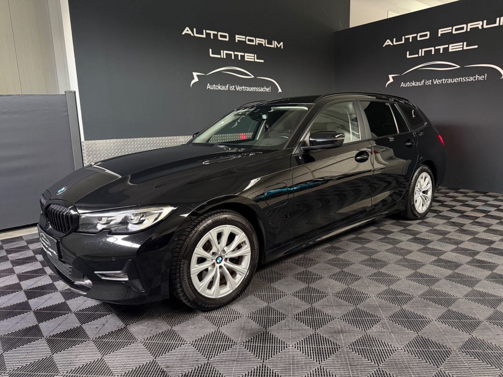 BMW 320 e Touring Advantage-LED-ALU-SZH-ALLWETT.-AHK imagem 3