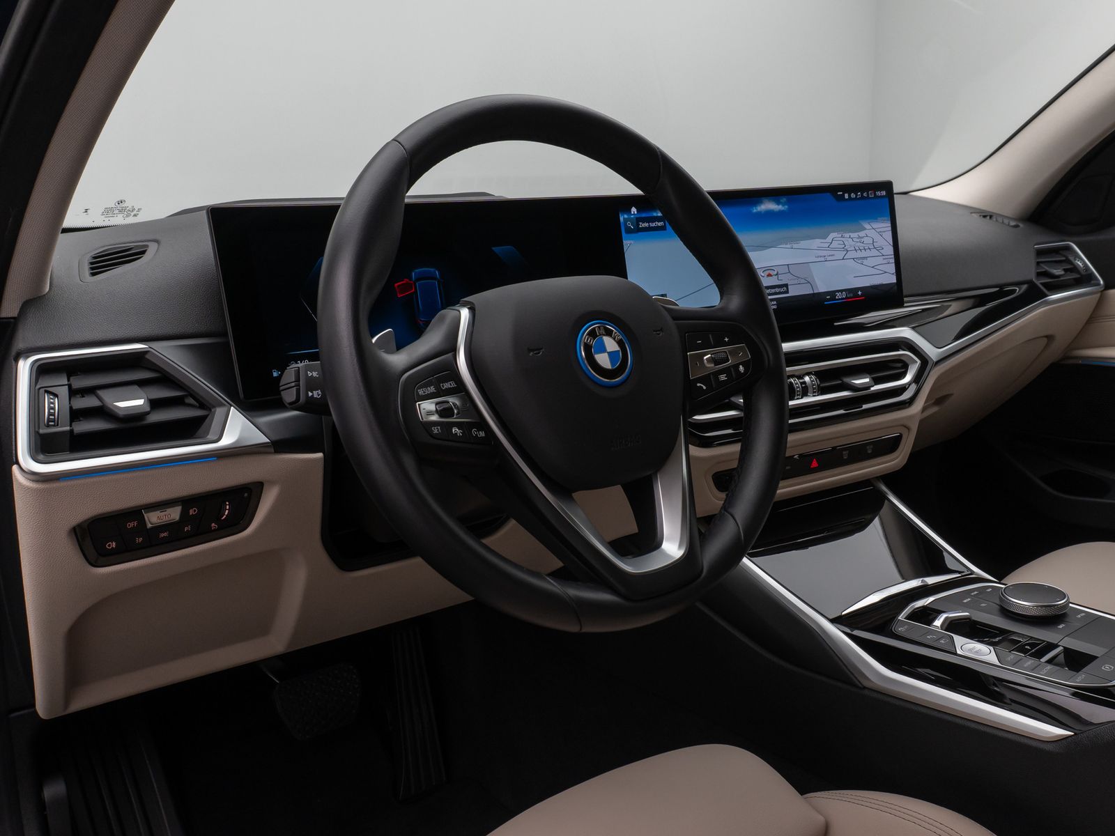 Fahrzeugabbildung BMW 330e xD Kamera HUD DAB HiFi Stop&Go AHK Sport