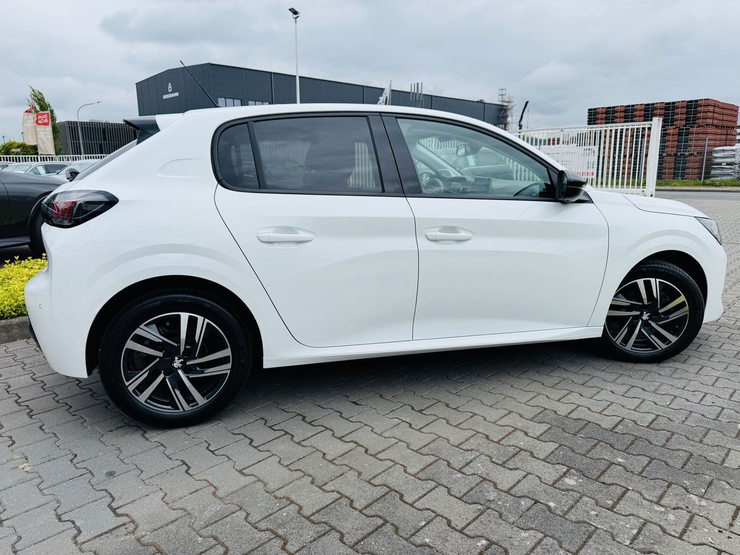 Fahrzeugabbildung Peugeot 208 1,2 PURETECH 100 ALLURE, RFK, LED, MirrorLin