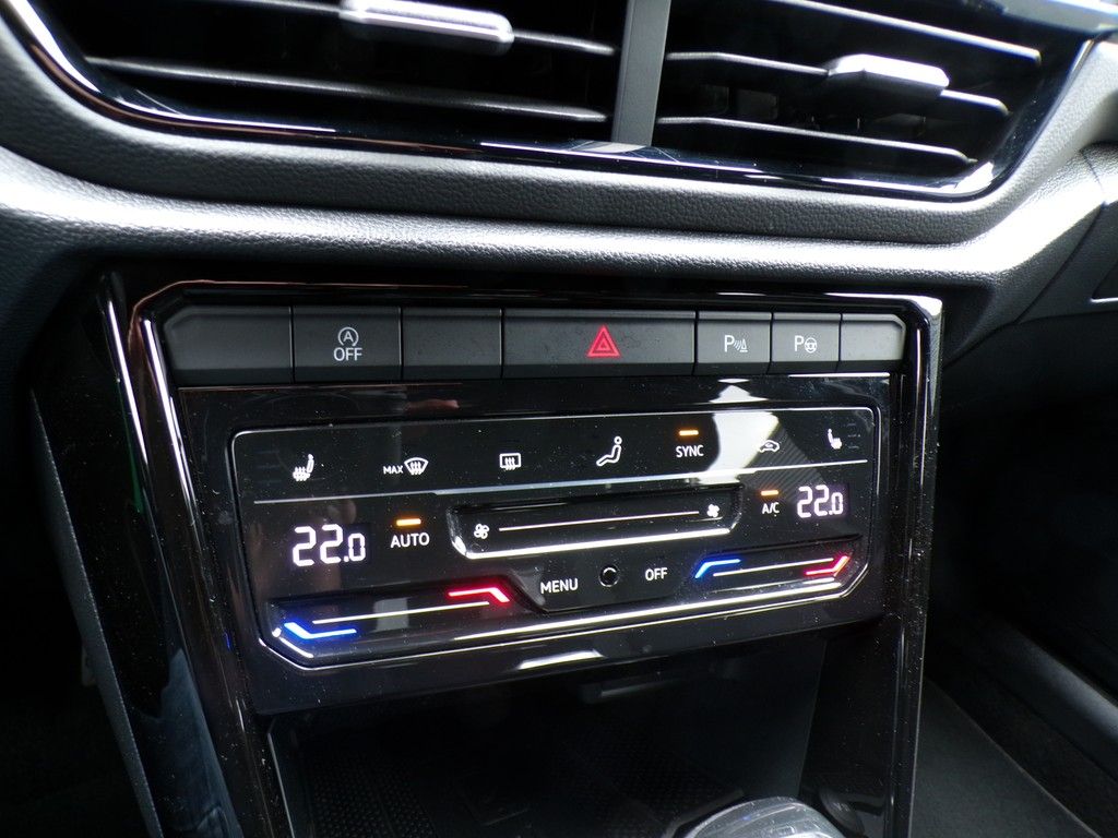 Fahrzeugabbildung Volkswagen T-Roc  2.0 TDI SCR DSG *Style*ACC*LED*Navi*Black