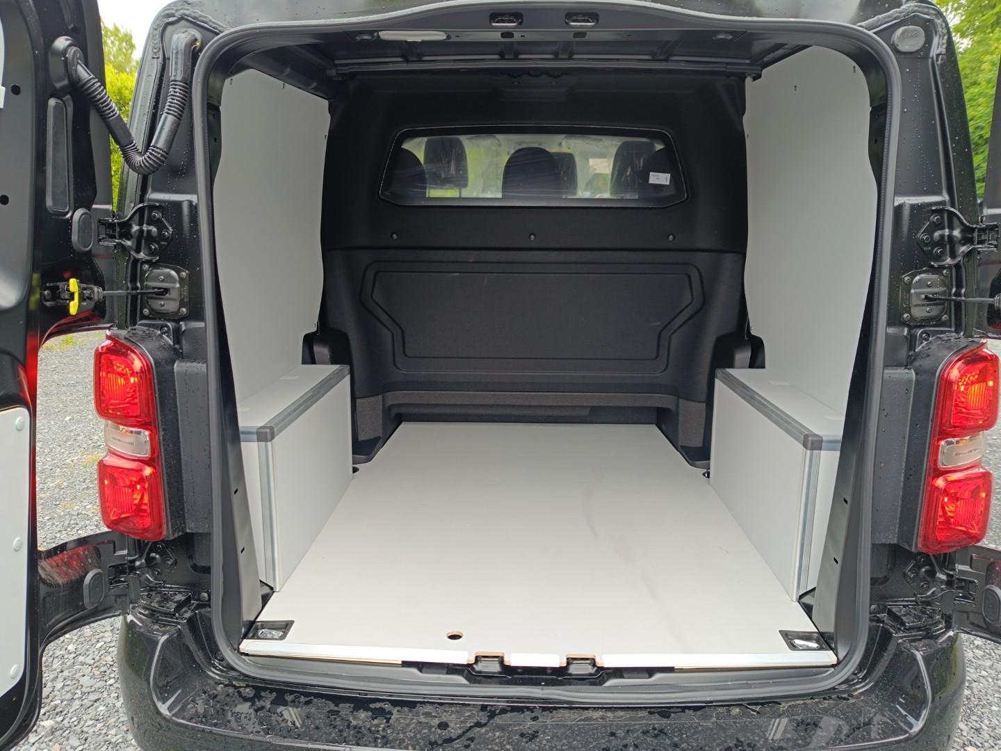 Peugeot Expert 6 Sitzer Doppelkabine Doka Holzausstattun