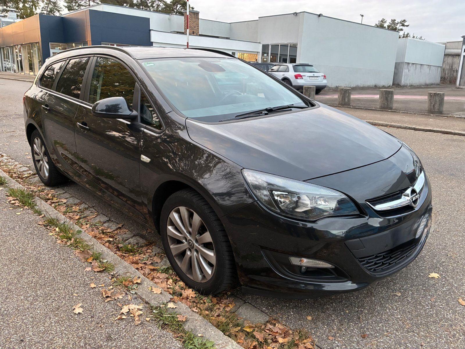 Opel Astra 2015 — салон