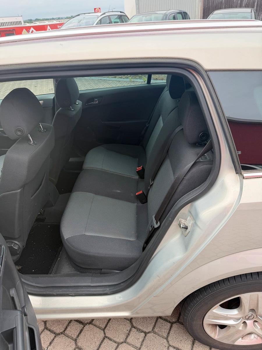 Opel Astra 2010 — photo 10