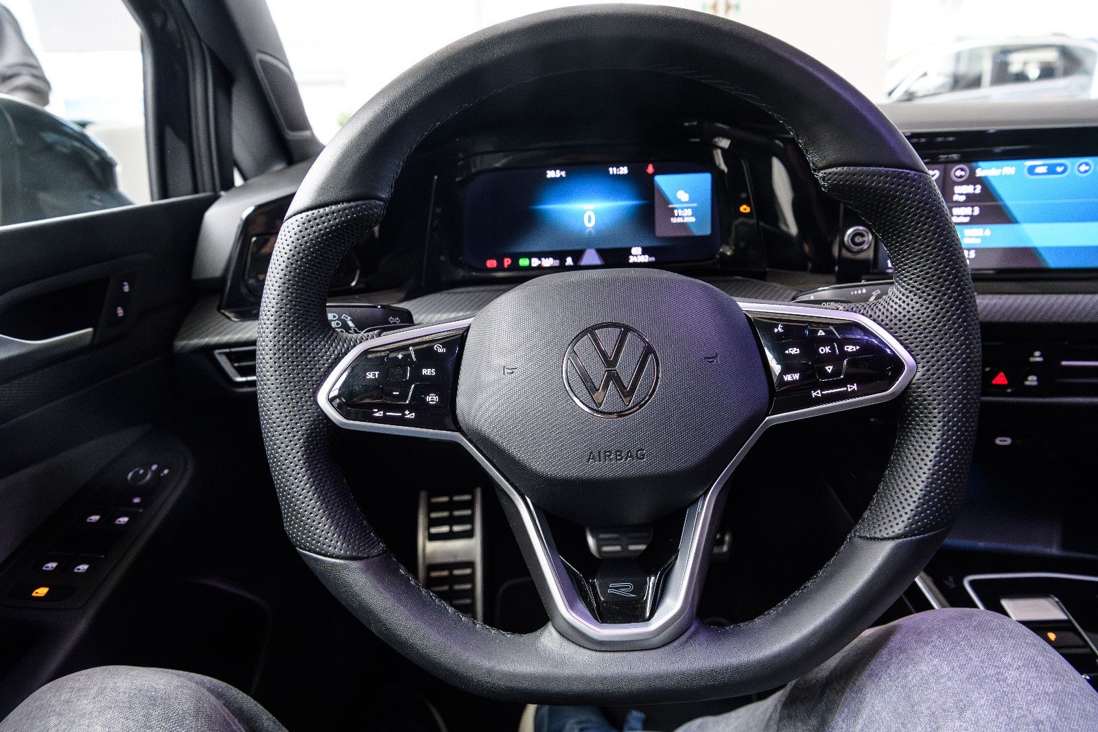 Fahrzeugabbildung Volkswagen Golf VIII R-Line +Led +Keyless+We Connect Plus