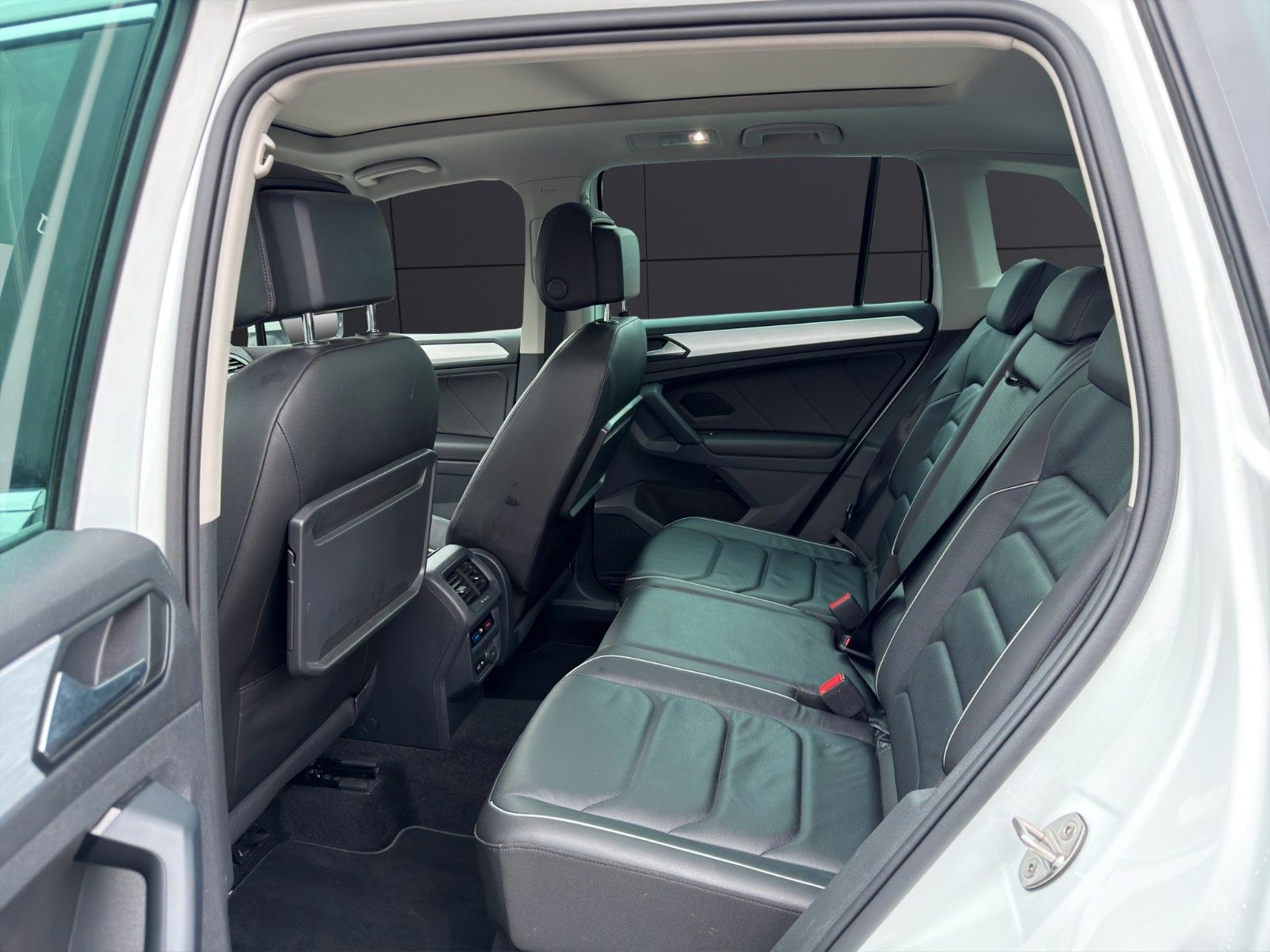 Fahrzeugabbildung Volkswagen Tiguan 4Motion*Navi*Kamera*SitzHZ*Memory*Pano*