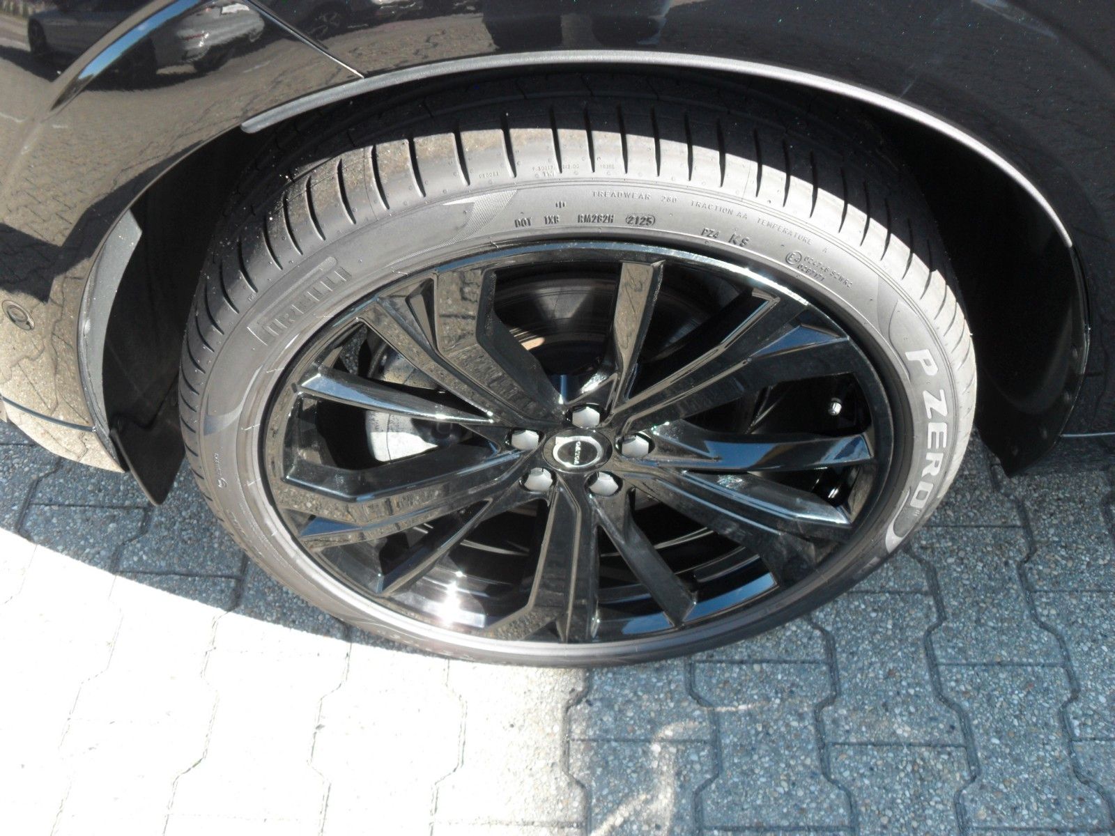 Fahrzeugabbildung Volvo XC 60 B5 Plus Black Edition AWD | Luftfederung