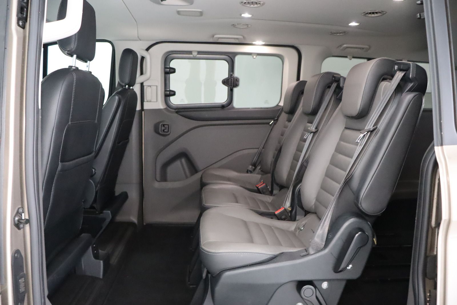 Fahrzeugabbildung Ford Tourneo Custom 2.0 L2 Lang Titanium Black Series