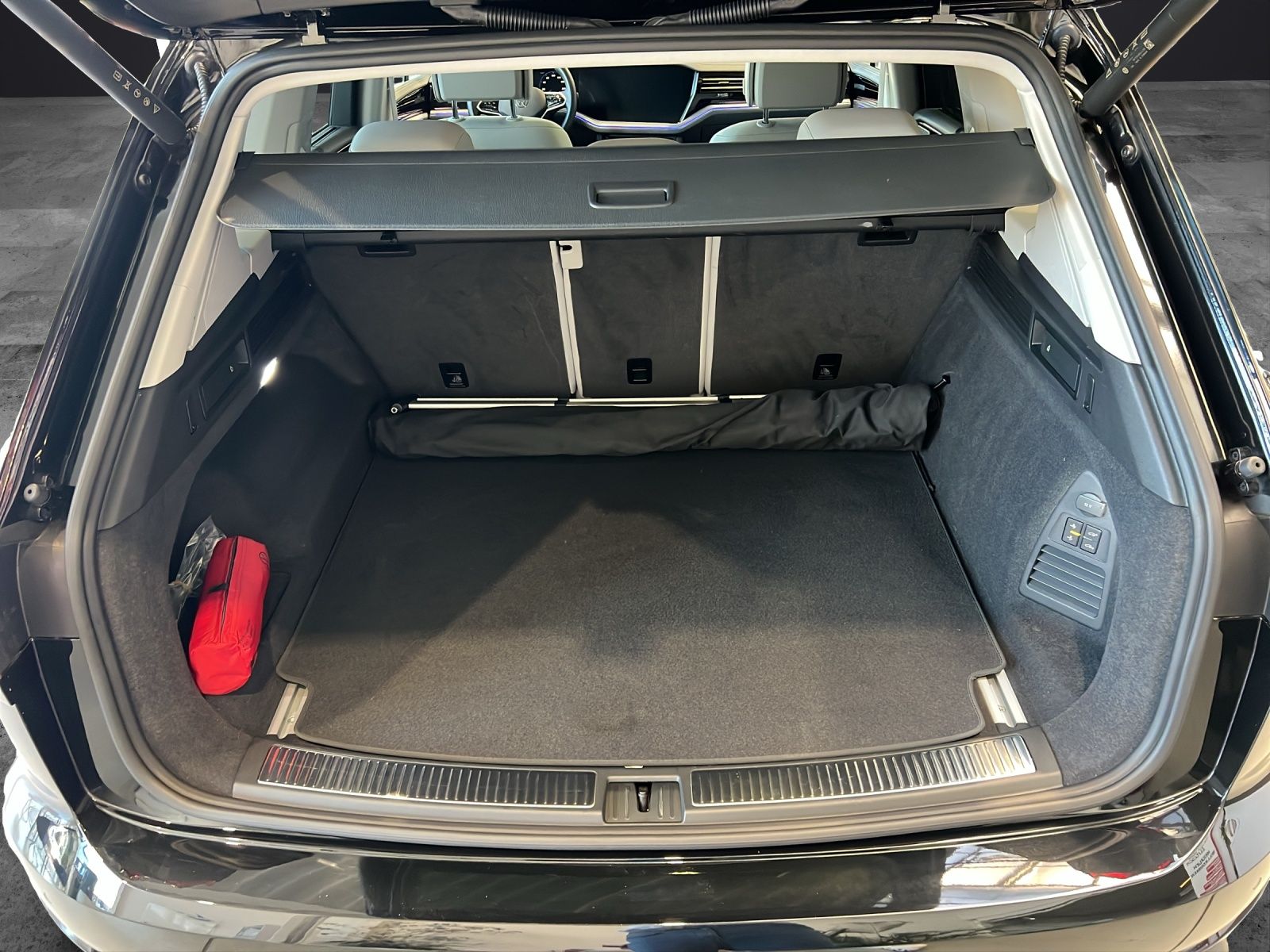 Fahrzeugabbildung Volkswagen Touareg TDI Elegance Matrix AHK HUD Luft Pano AI