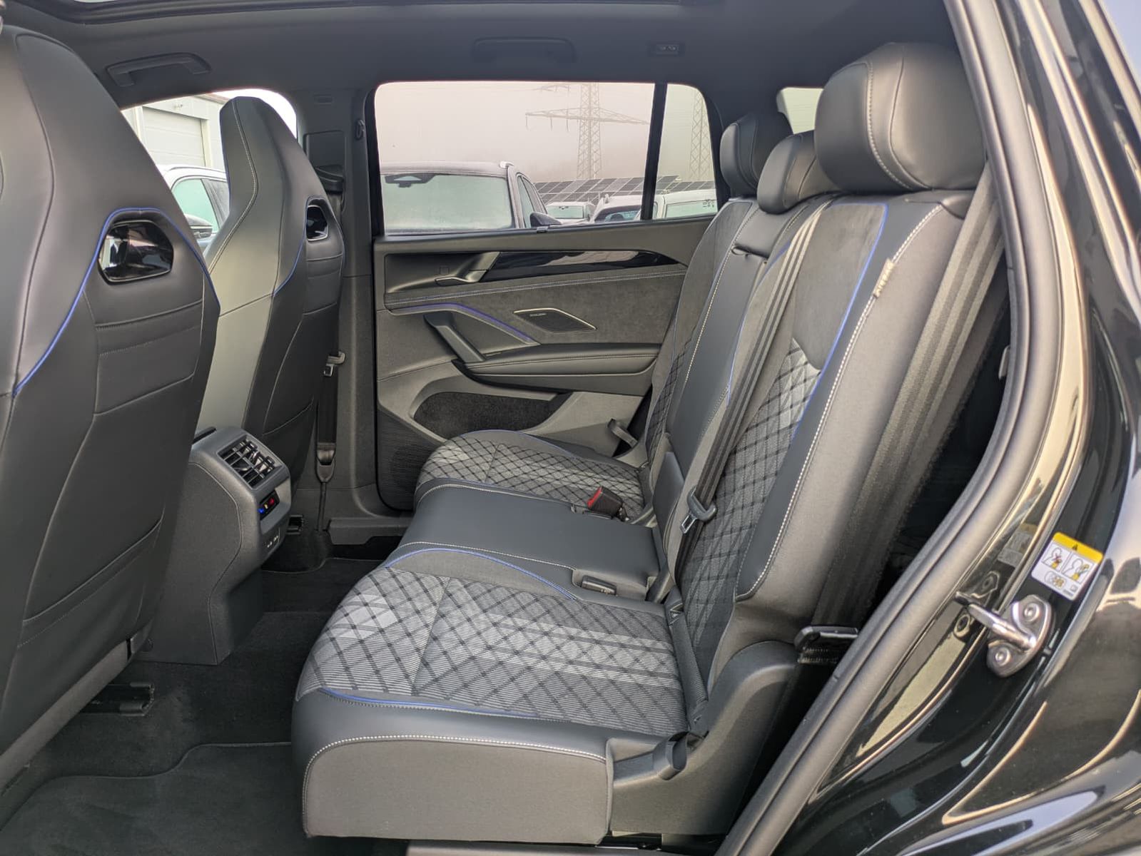 Fahrzeugabbildung Volkswagen Tayron 2.0 TDI 4M R-Line BLACK*7Si*MATRIX*PANO