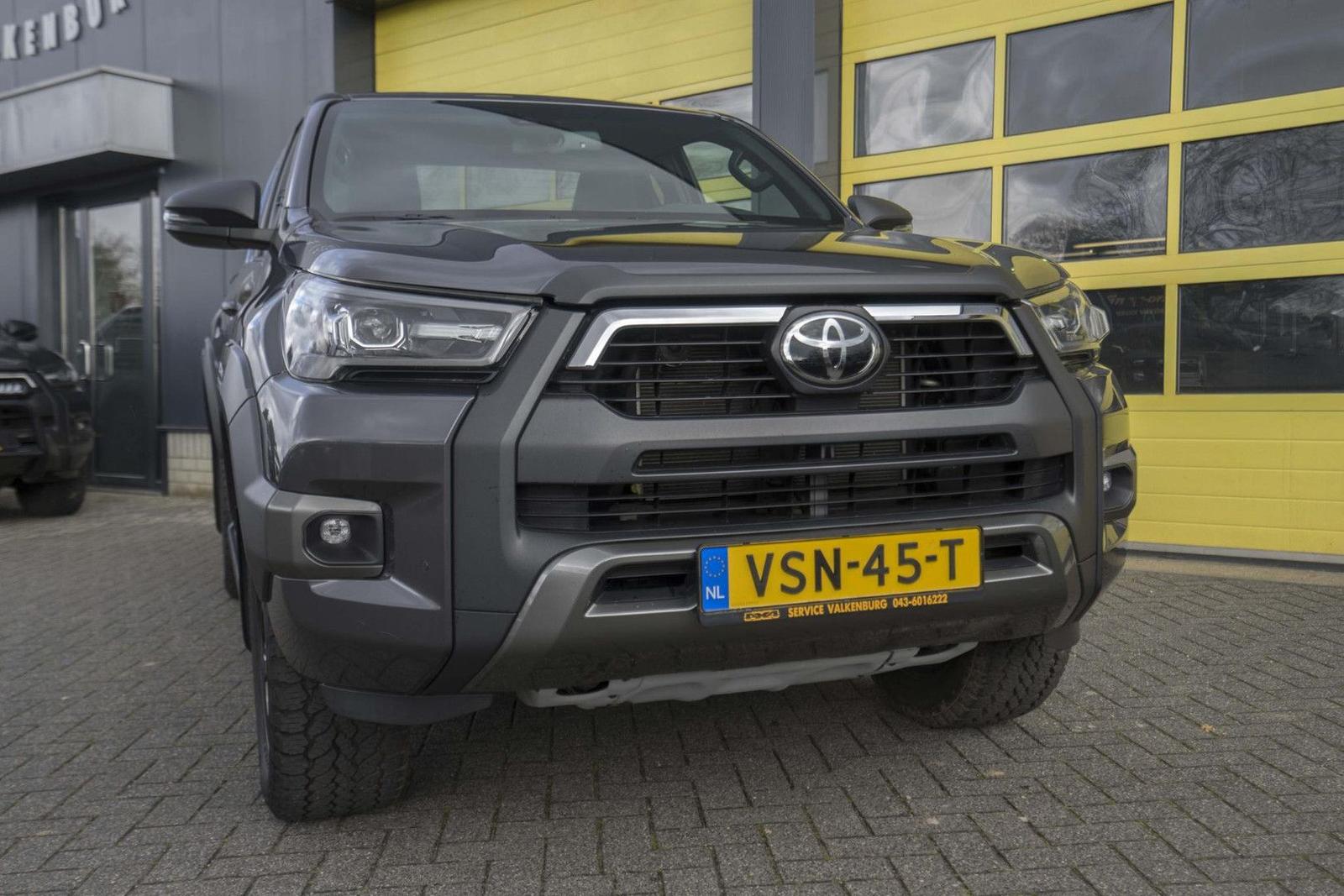 Toyota Hilux 2.8 D-4D Xtra Cab Invincible