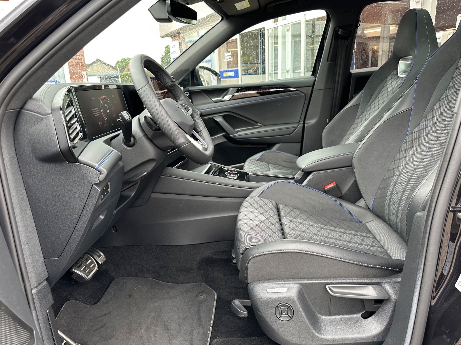 Fahrzeugabbildung Volkswagen Tiguan 2.0 TDI 4M R-Line Pano/AHK/ACC/Navi