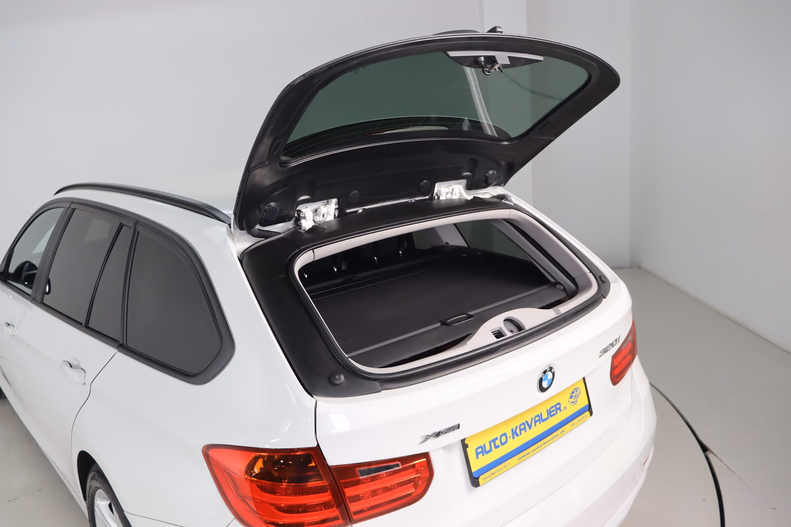 BMW 320 i Touring xDrive * Bi- Xenon * Navi