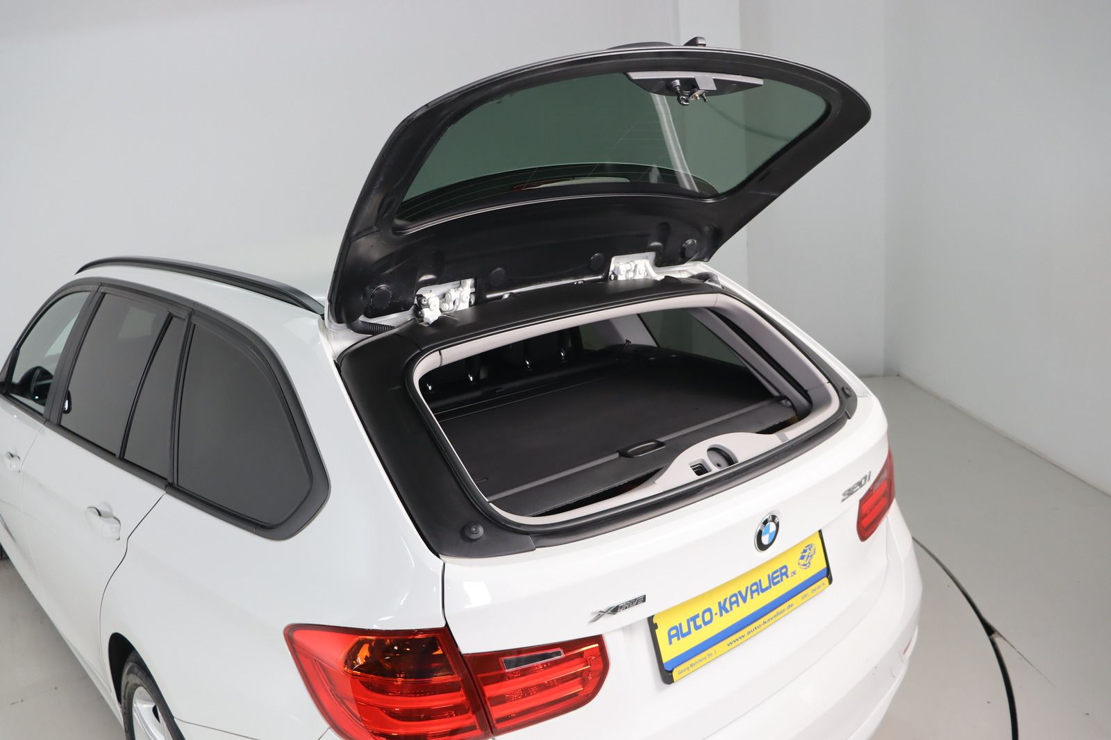 Fahrzeugabbildung BMW 320 i Touring xDrive * Bi- Xenon * Navi