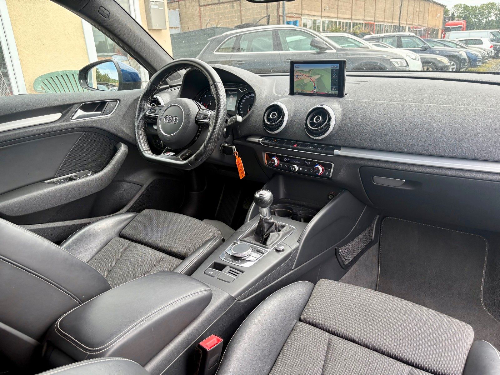 Fahrzeugabbildung Audi A3 1.6 TDI SPBK S LINE Navi Leder LED SPORTFWK