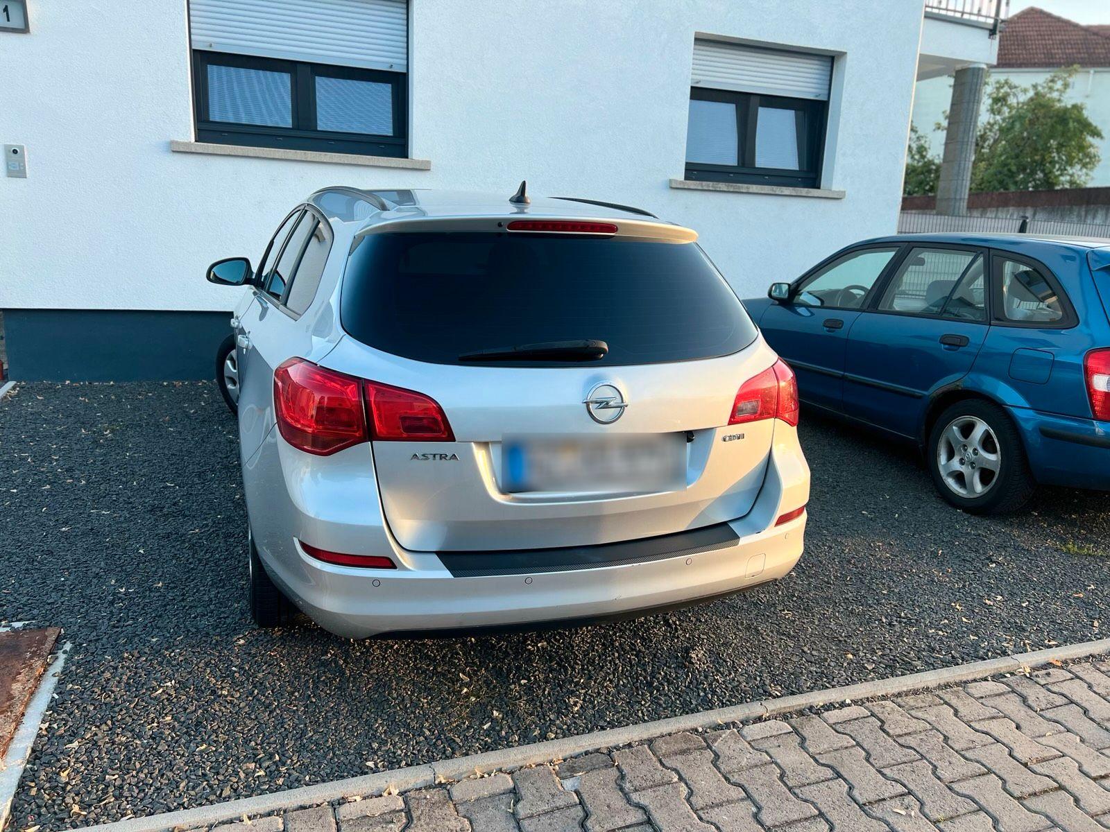 Opel Astra 2011 — photo 9