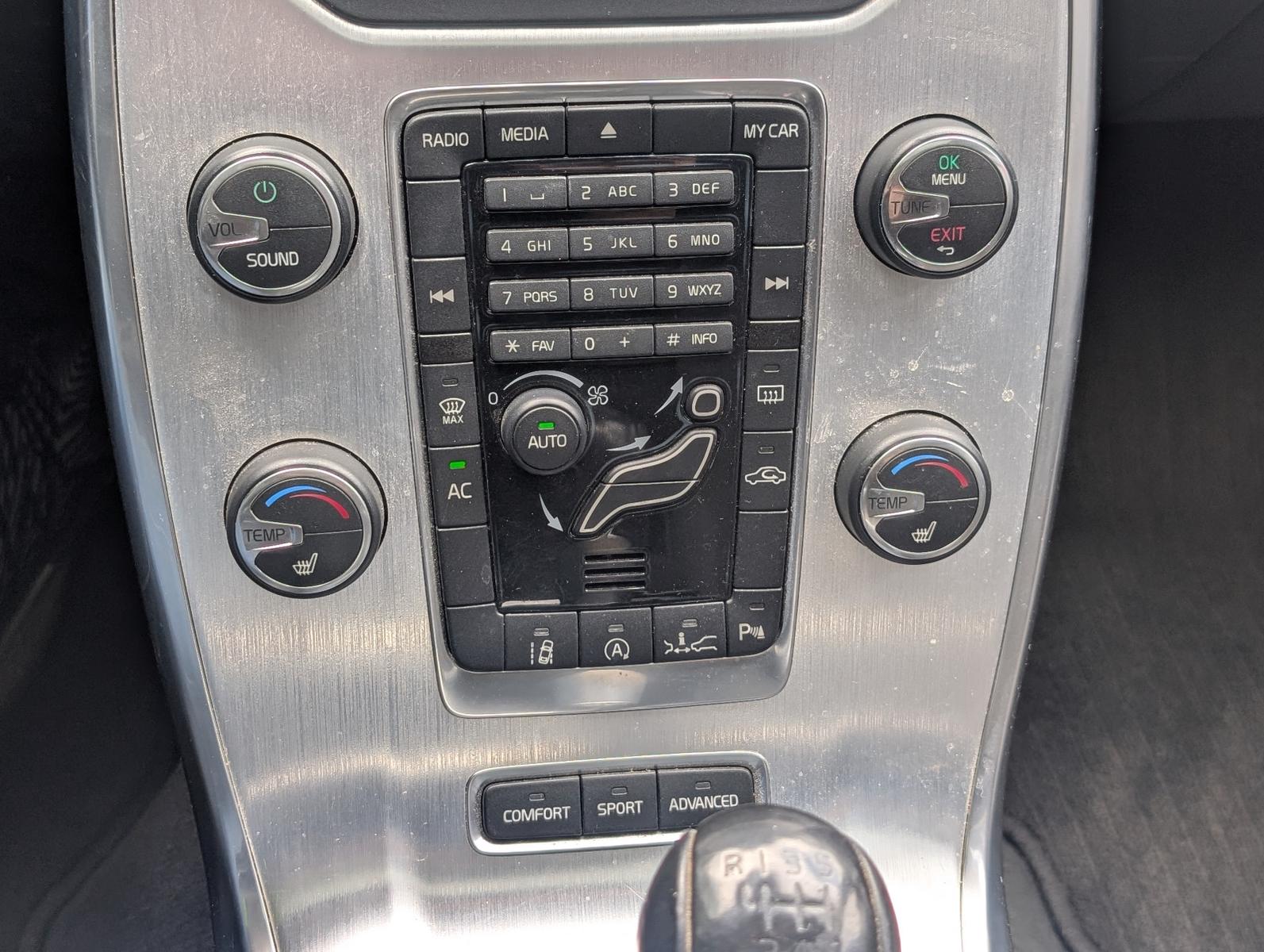 Volvo V70 2012 — photo 11