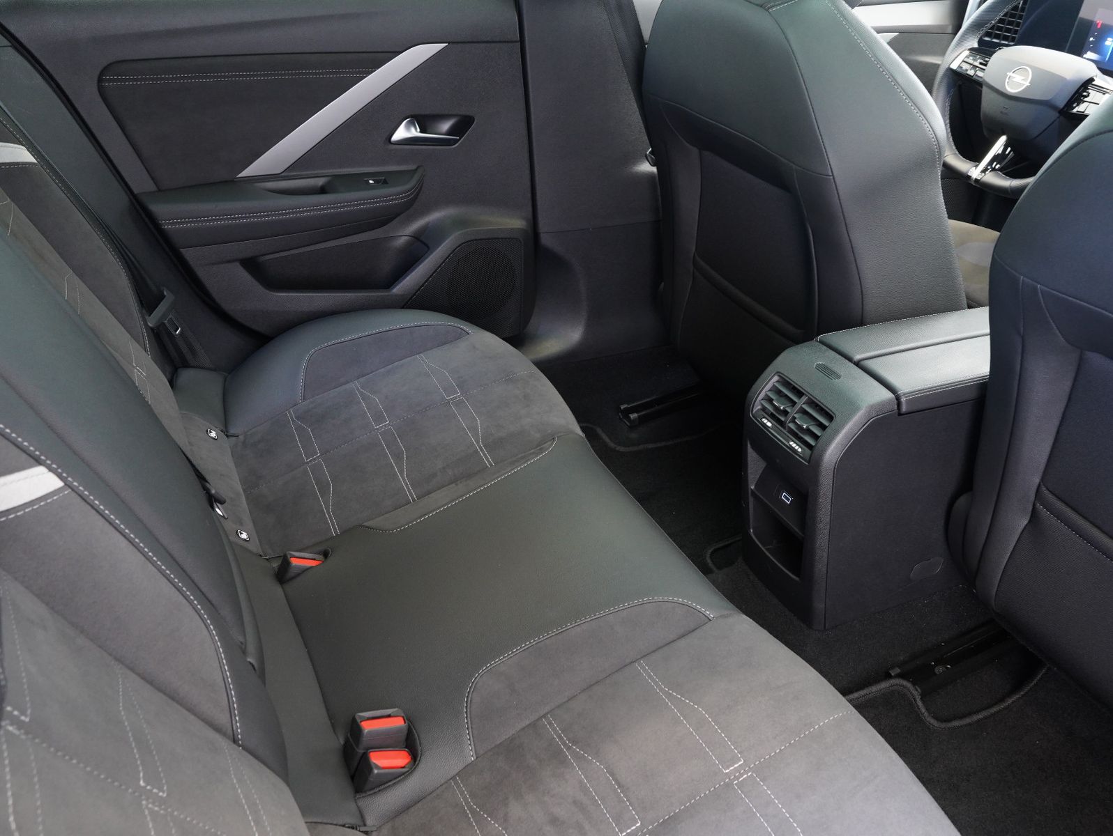Fahrzeugabbildung Opel Astra L 1.5 D Sports Tourer GS Line PANO