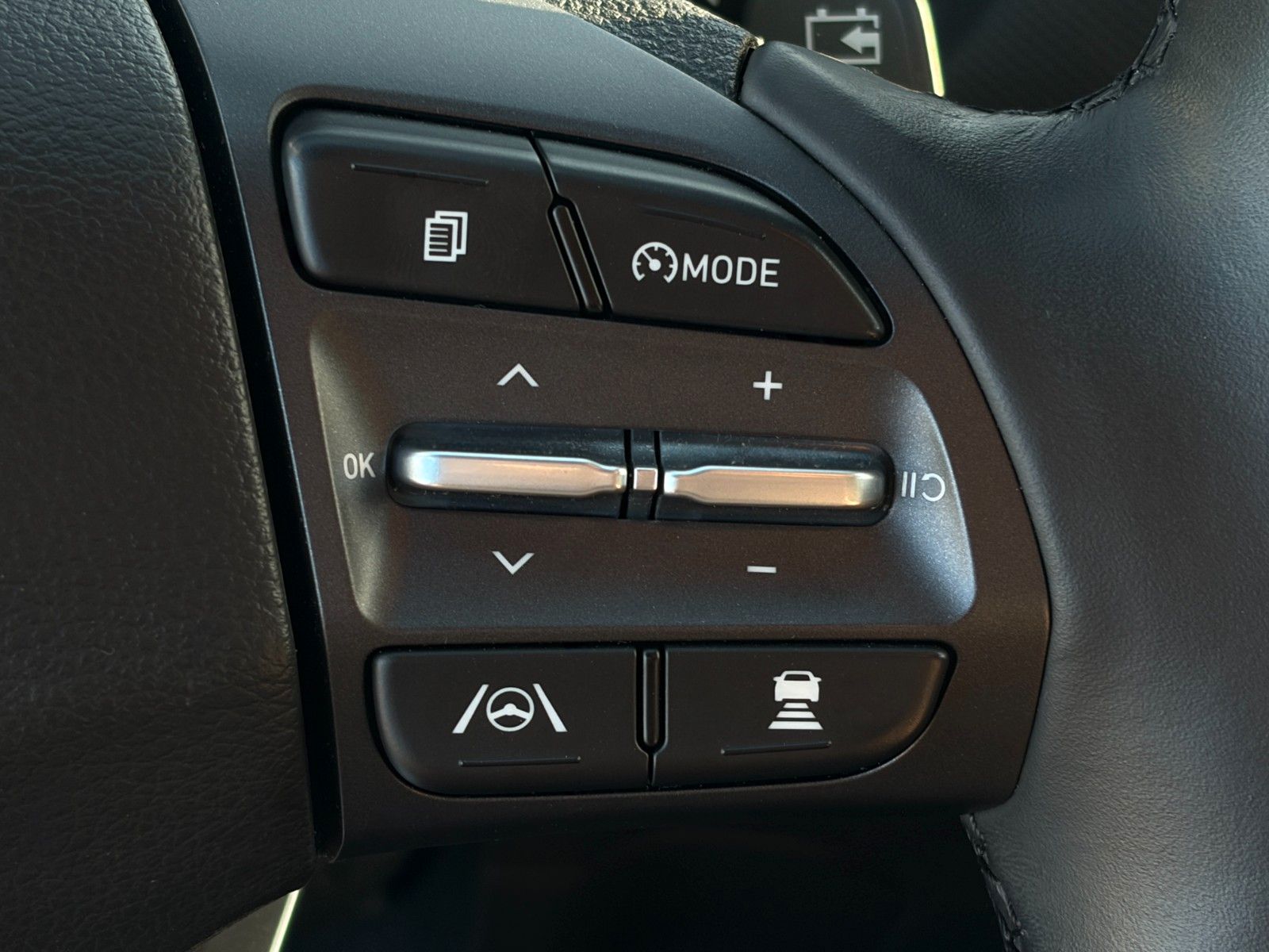 Fahrzeugabbildung Hyundai KONA E Select ACC LHZ SHZ LKAS PDC KAM CarPlay