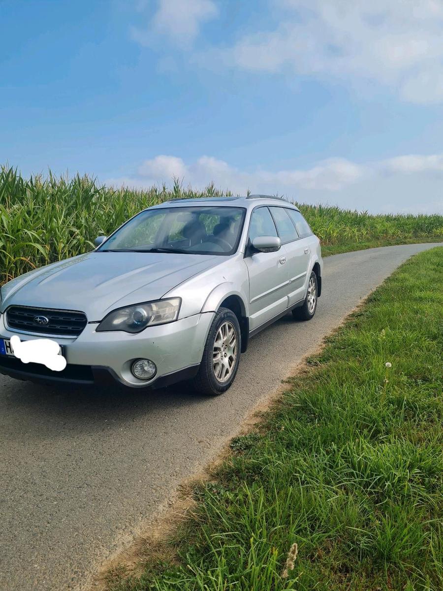 Subaru Outback 2005 — rear view