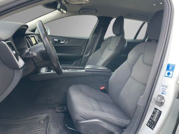 Volvo V60 Kombi Momentum Core*Buisness*CarPlay*1.Hand*