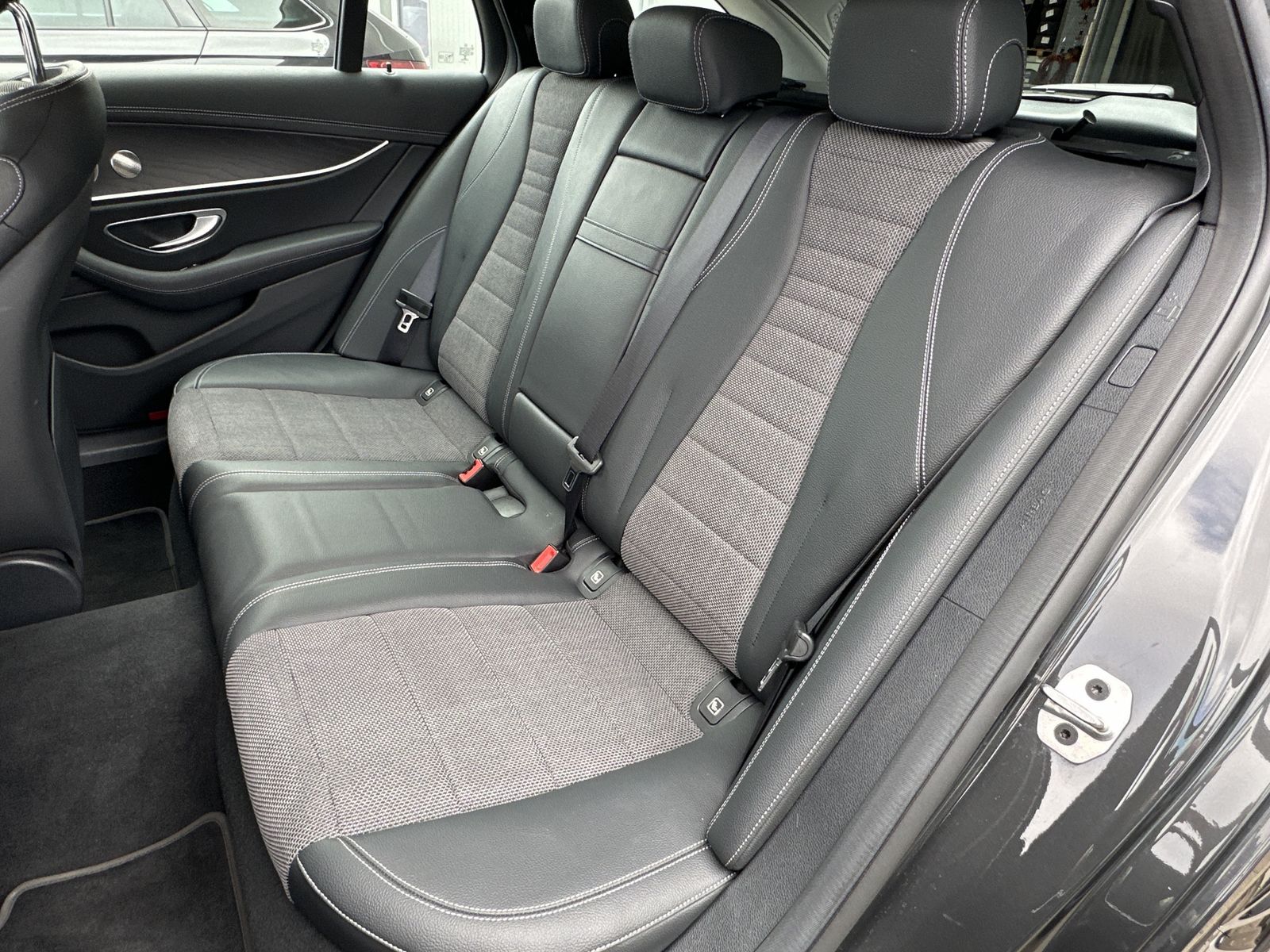 Fahrzeugabbildung Mercedes-Benz E 300de T 4M Avantgarde NAV+LED+AHK+WIDE+360°+PP