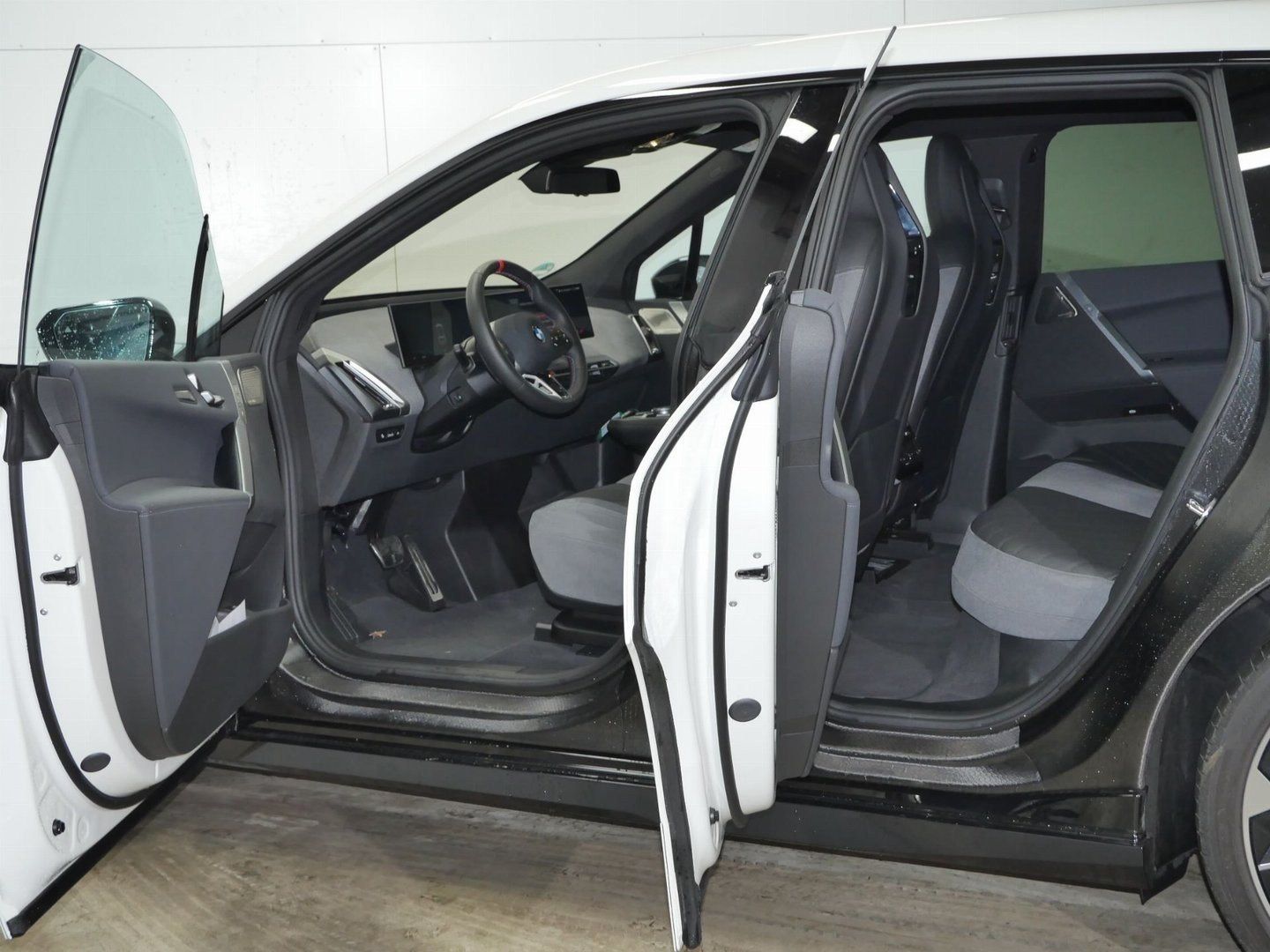 Fahrzeugabbildung BMW iX M70 | B&W| Panorama-Glasdach| Sitzbelüftung v