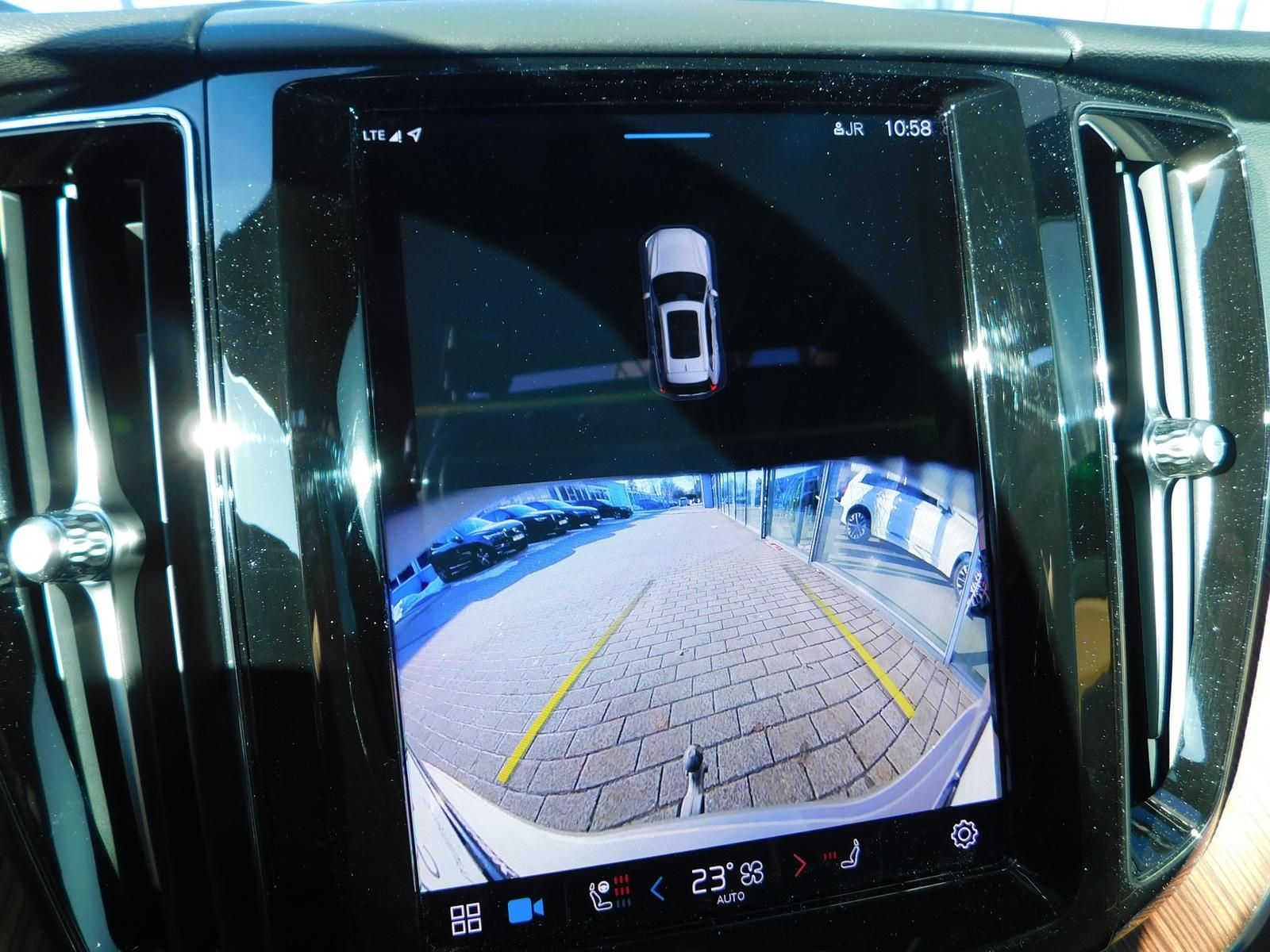 Fahrzeugabbildung Volvo XC60 B5 B AWD Plus Dark "Panoramadach, AHK"