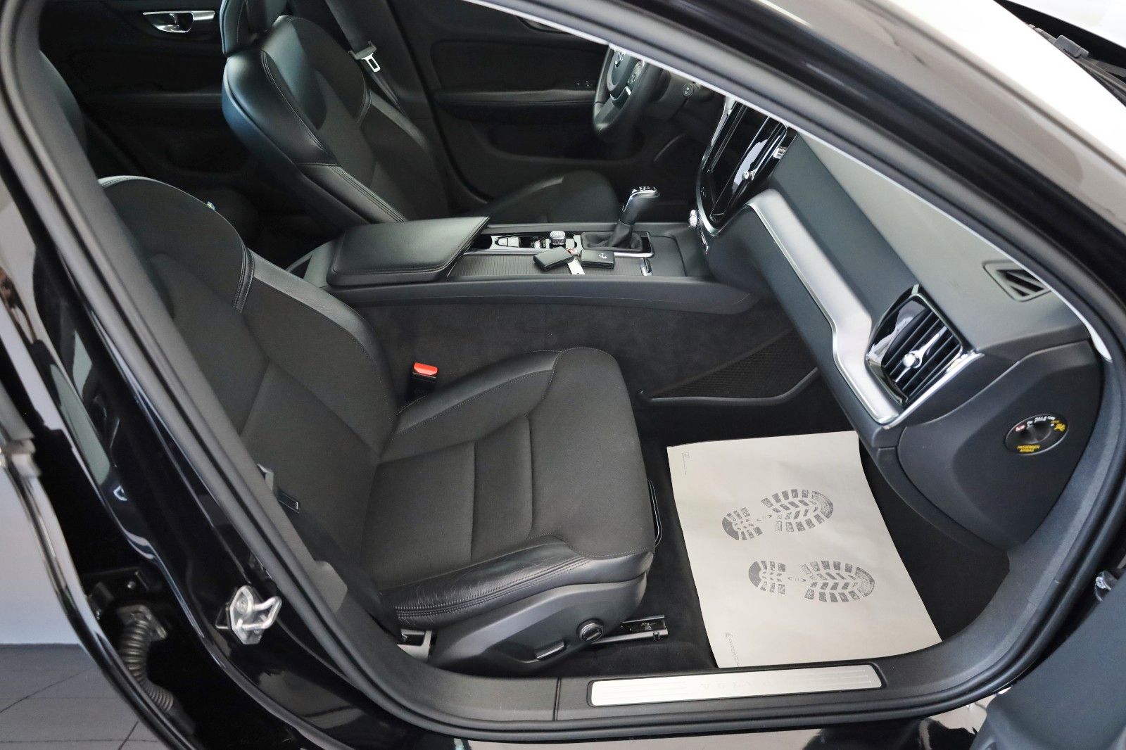 Fahrzeugabbildung Volvo V60 Kombi Momentum Pro TLeder,Navi,LED,PDC,Apple
