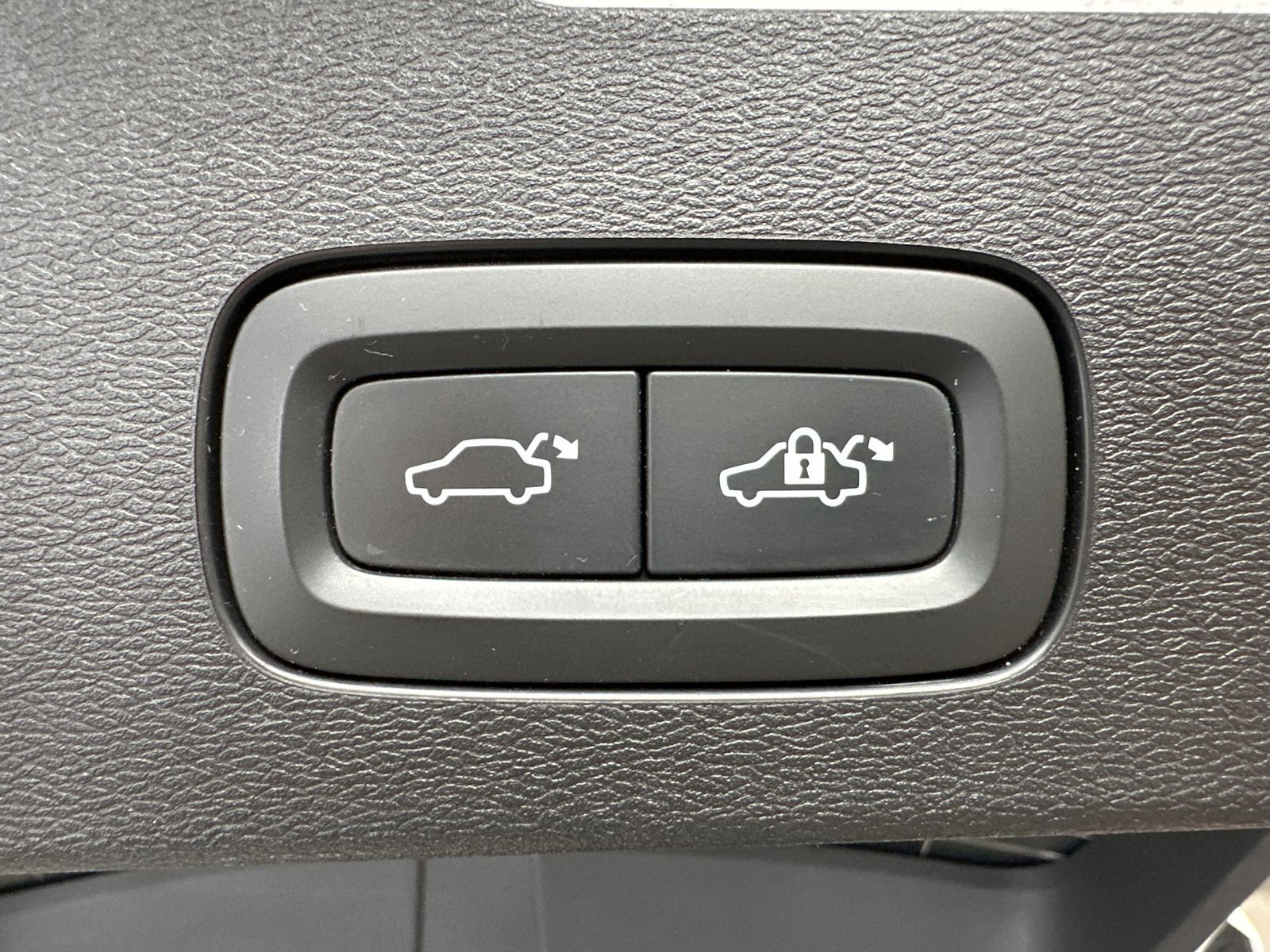 Fahrzeugabbildung Volvo V60 T6 AWD Recharge R-Design NAV+LED+AHK+PANO+VC