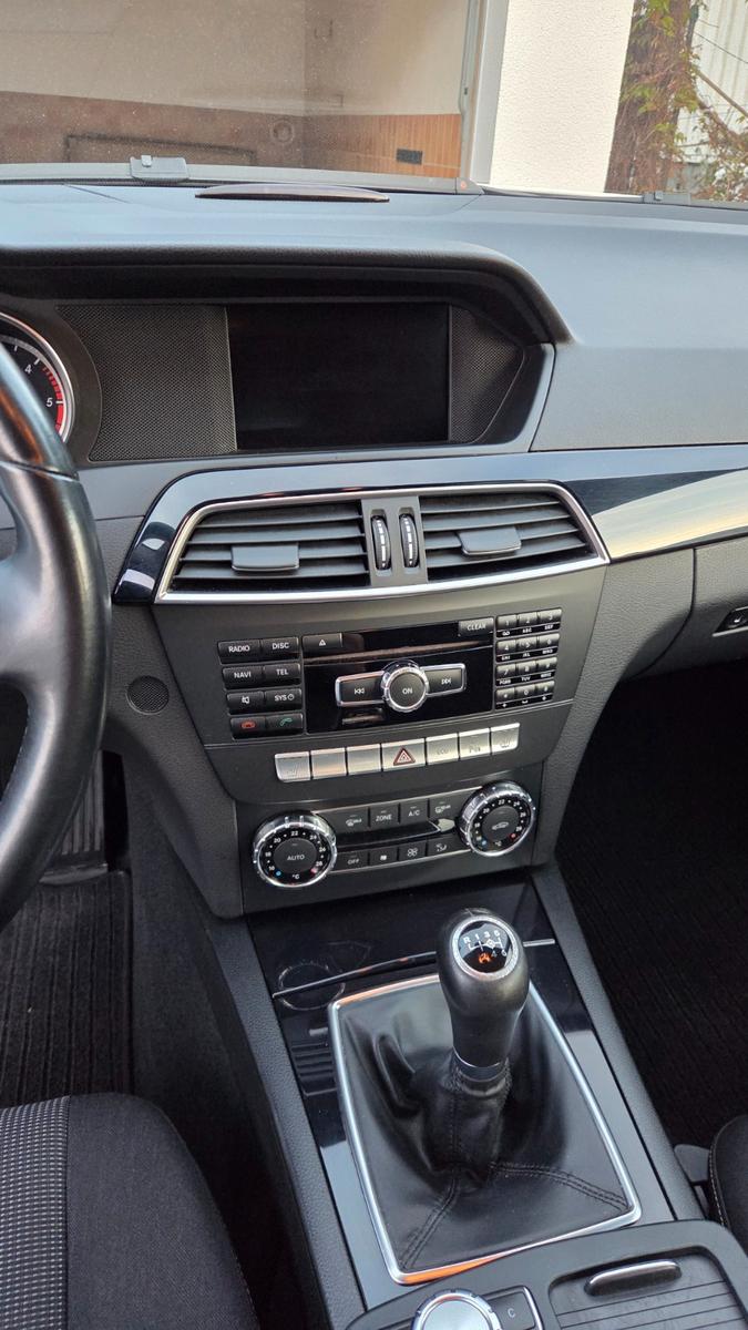 Mercedes-Benz C200 2011 — photo 9