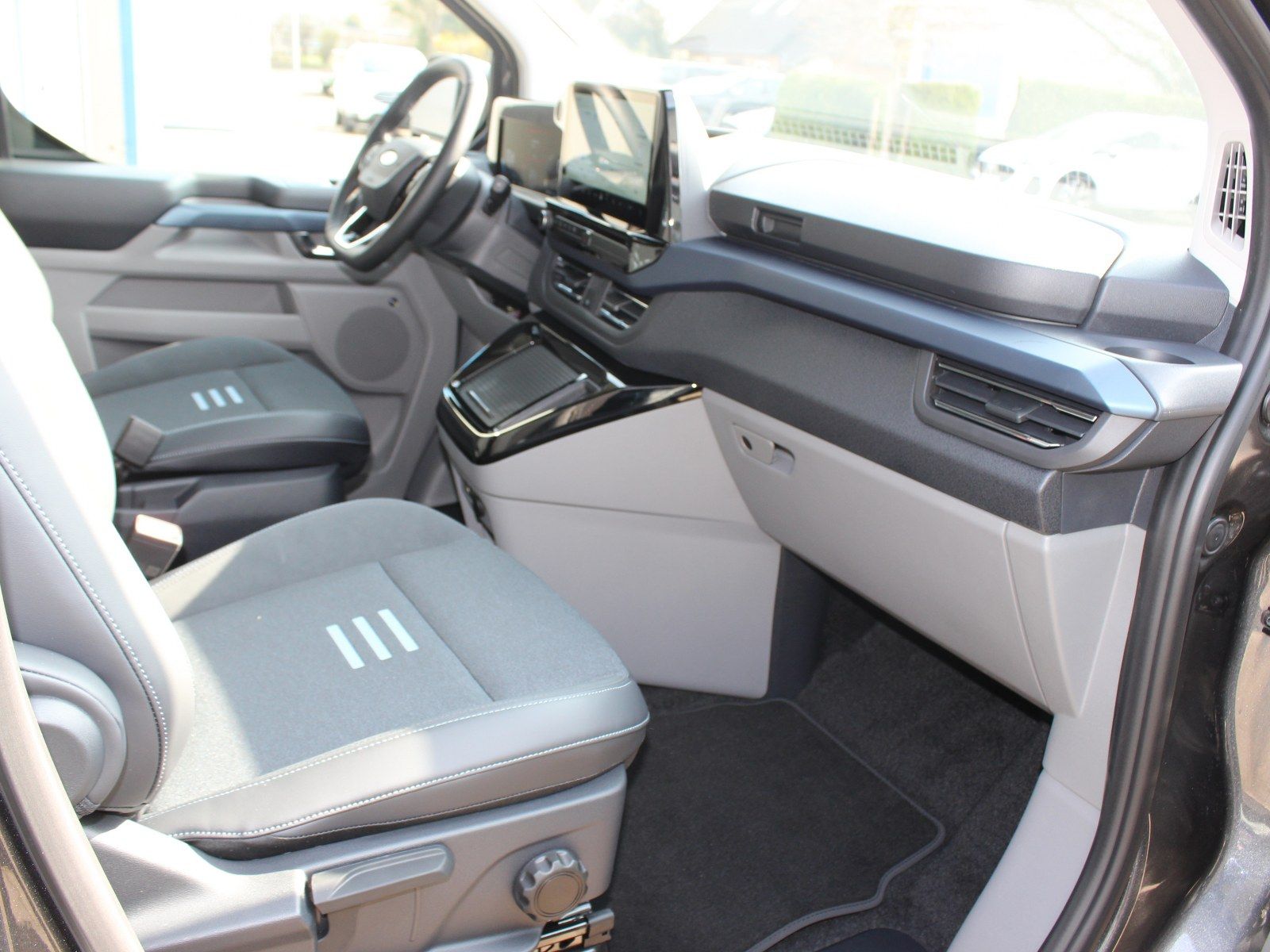 Fahrzeugabbildung Ford Tourneo Custom 320 L1 Tourneo Active FWD Bus