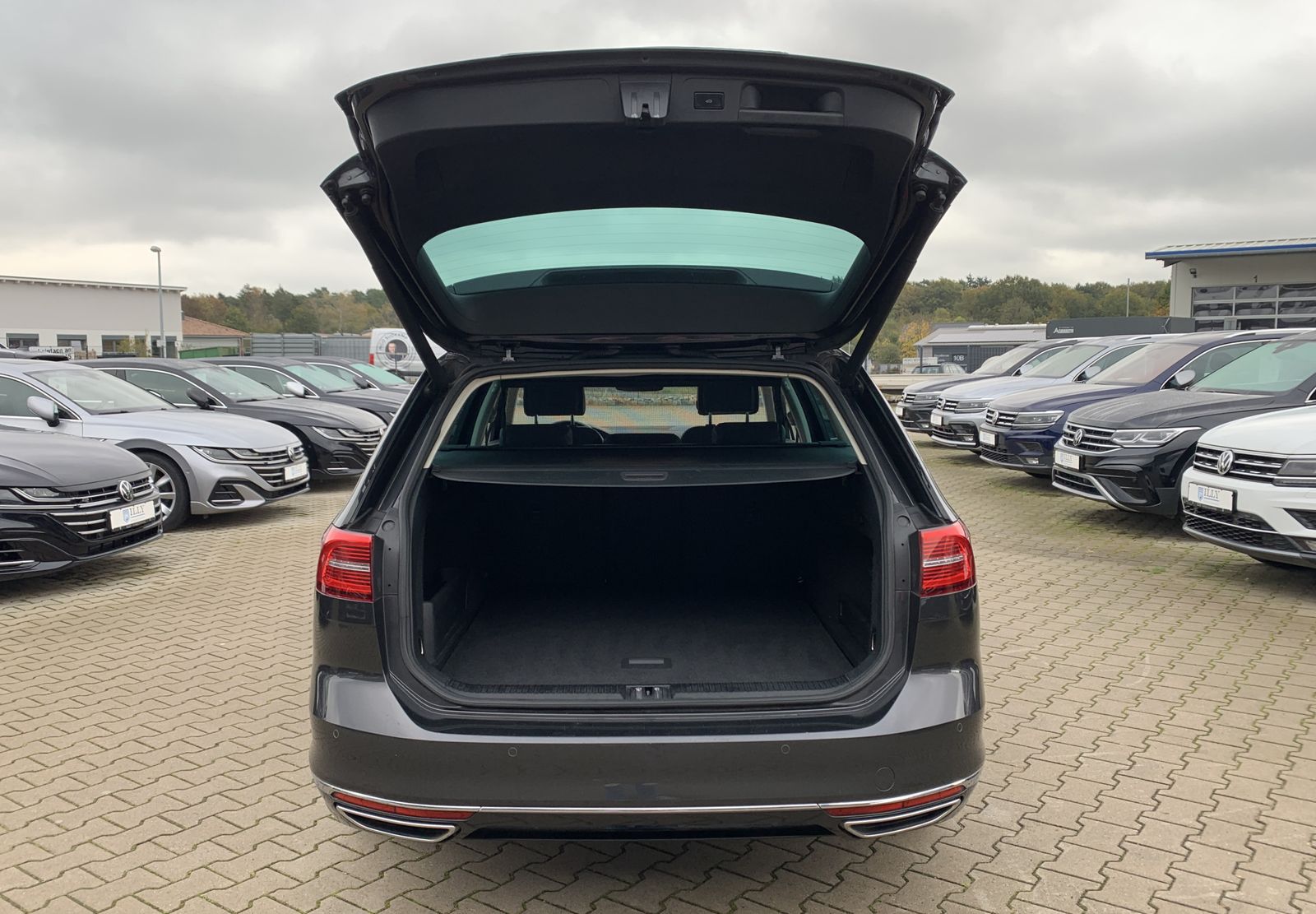 Fahrzeugabbildung Volkswagen Passat Variant 2.0 TDI*R-Line*STHZ*AHK*Alcantara