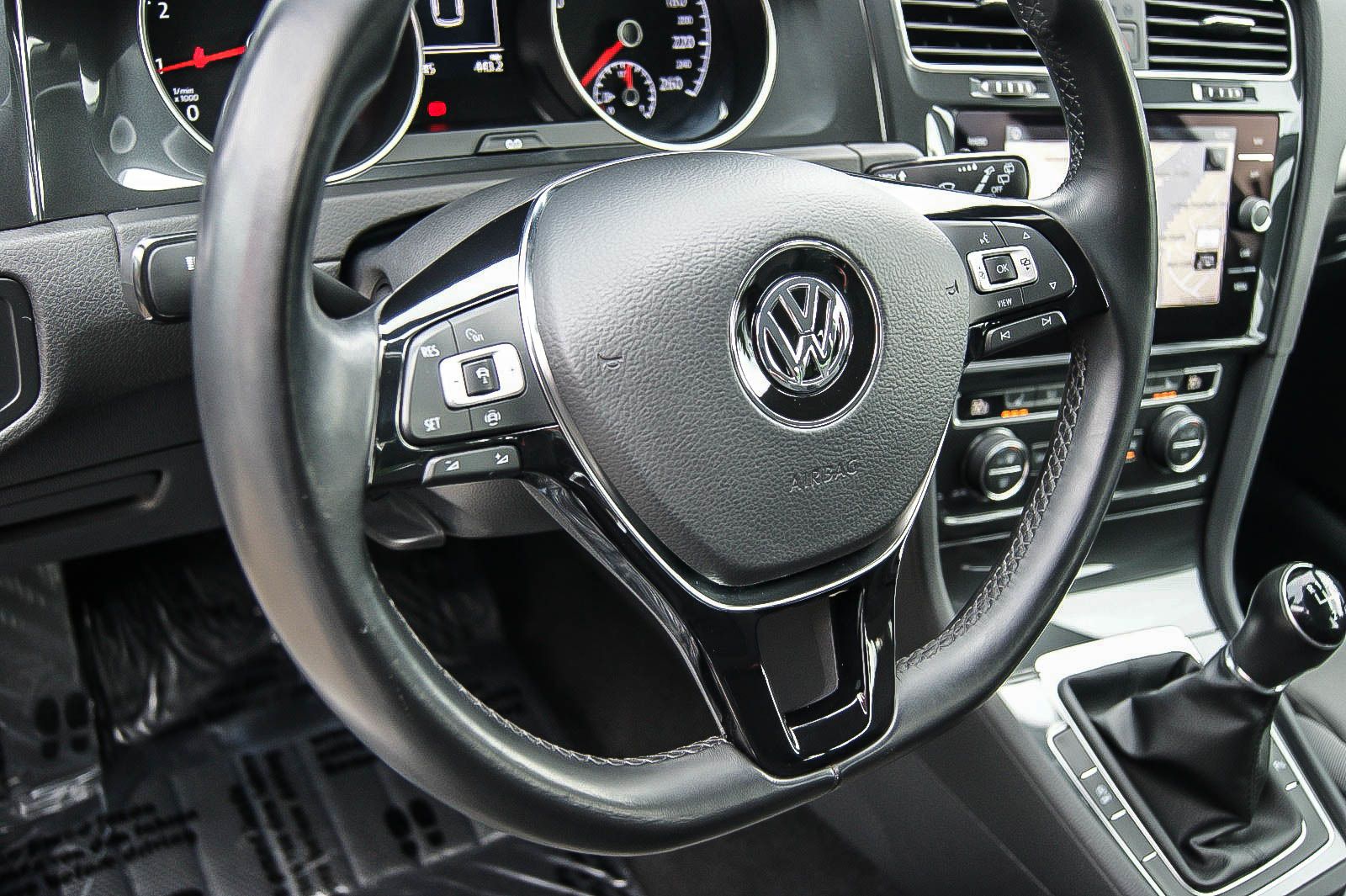 Fahrzeugabbildung Volkswagen Golf VII Variant Comfortline LED ACC SIHZG 1HAND