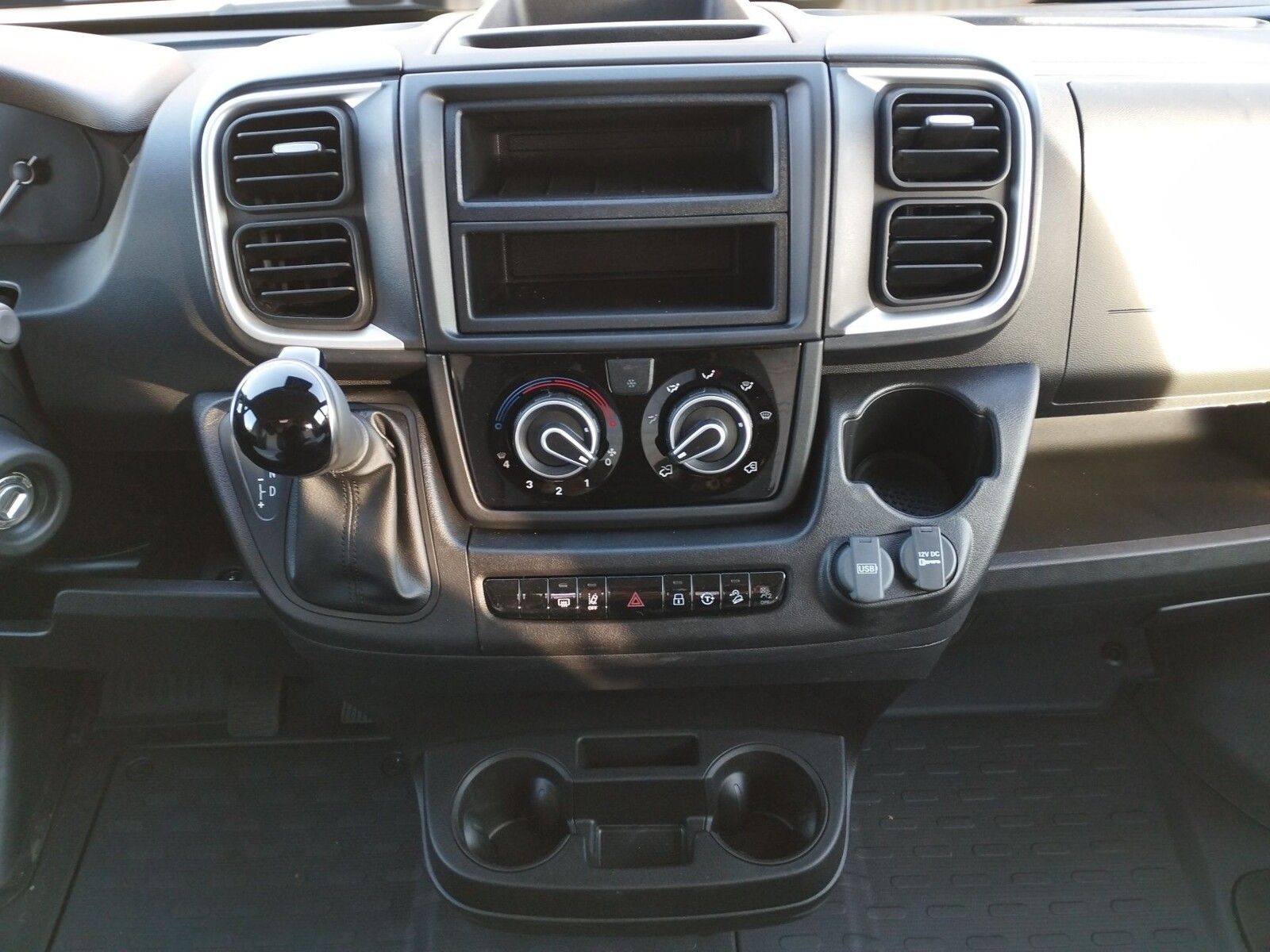 Fahrzeugabbildung Sunlight Adventure Cliff 640 Automatik, Dörr Edition, LTE