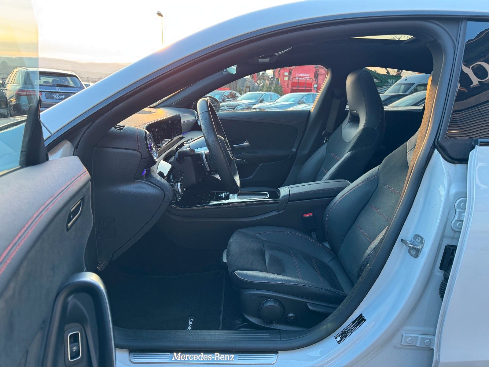 Fahrzeugabbildung Mercedes-Benz CLA 200 SB+AMG+Pano+Distr+Ambiente+Night+RFK