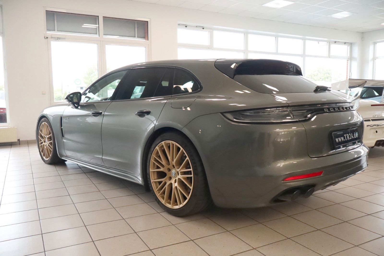 Fahrzeugabbildung Porsche Panamera Sport Turismo 4 E-Hybrid Platinum Edt.