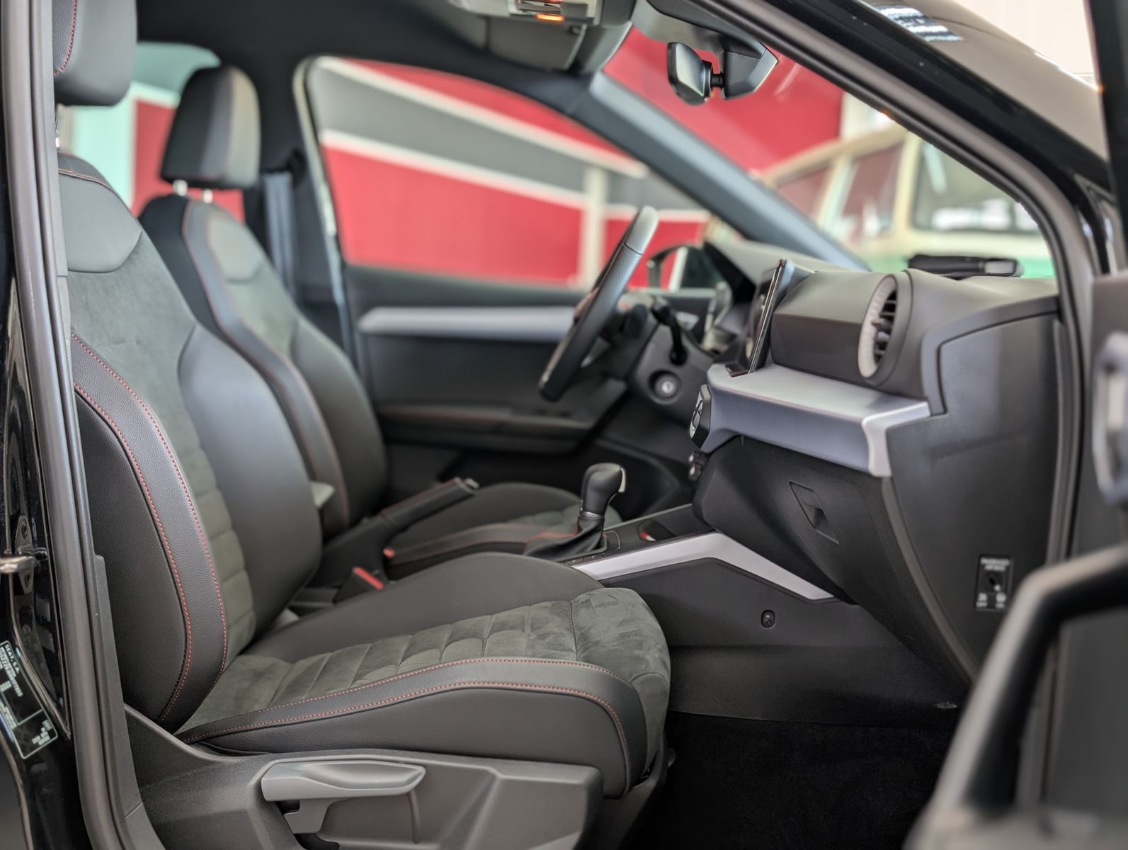 Fahrzeugabbildung SEAT Arona 1.5 TSI FR DSG ACC LED AHK KAM DINAMICA 18