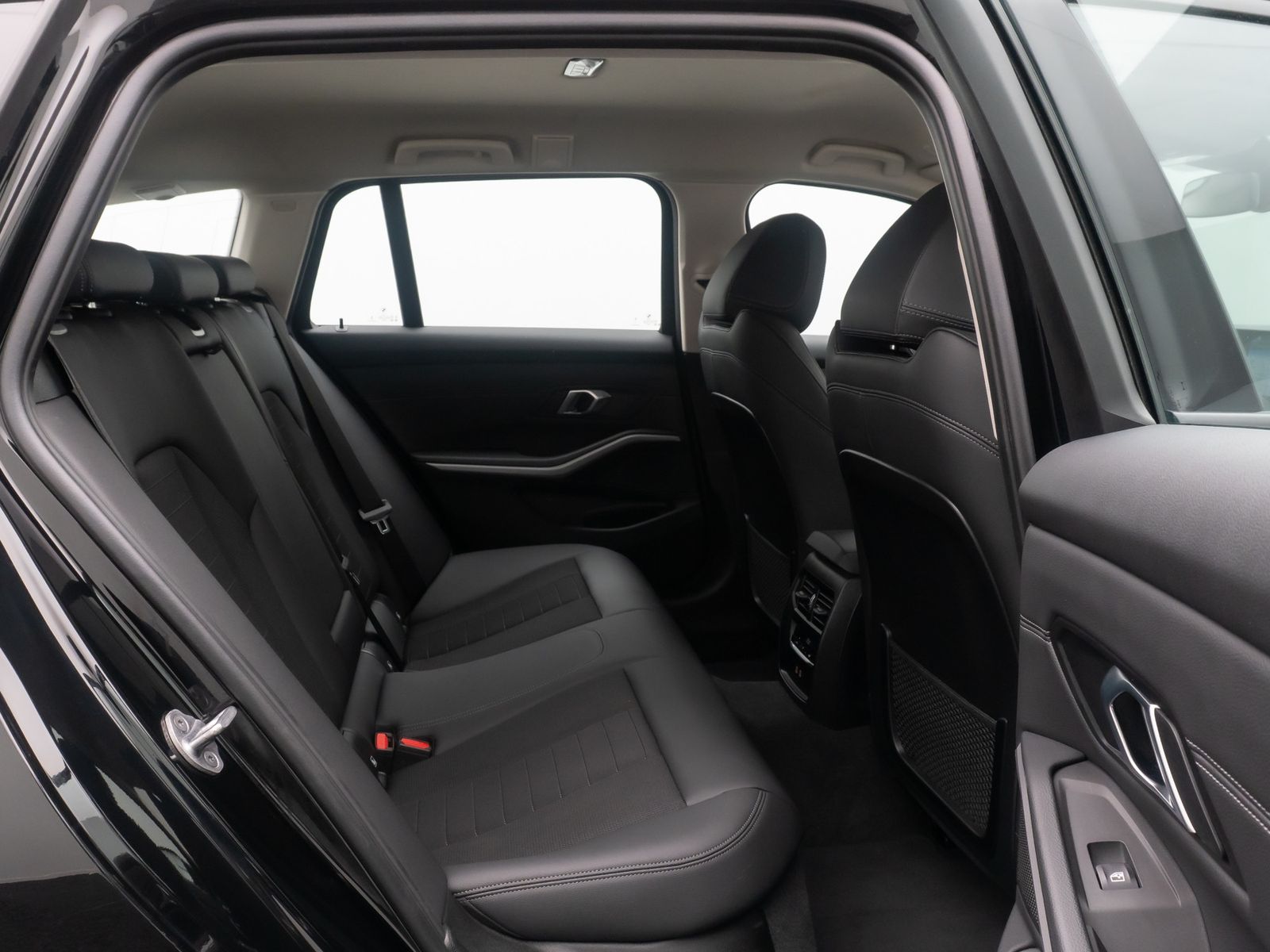 Fahrzeugabbildung BMW 320i GeschwindigReg AHK DAB Sportsitz Teilleder