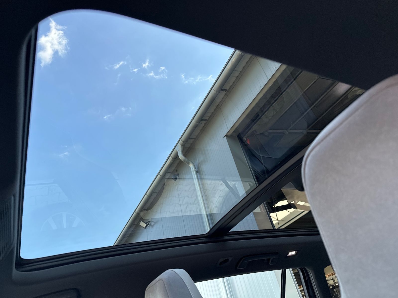Fahrzeugabbildung Volkswagen Golf Variant R-Line NAV+IQ-LIGHT+ACC+PANO+