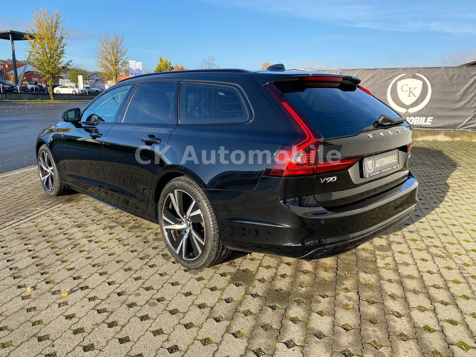 Fahrzeugabbildung Volvo V90 B5 Ultimate Dark AWD/BLIS/Pano/Head-Up/AHK